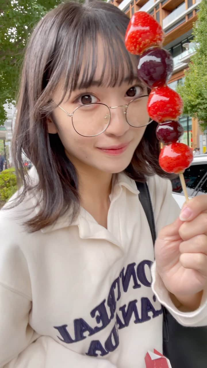 石井美凪のインスタグラム：「いちご飴あと100本くらい食べれそうでした🍓😋   #いちご飴  #food  #instafood  #instagood  #instafashion  #movie  #reels  #リール  #リール動画  #動画  #jk  #jkブランド  #jkの素敵な思い出  #sjk  #sjkブランド  #sjkの素敵な思い出  #ライジングプロダクション  #石井美凪」