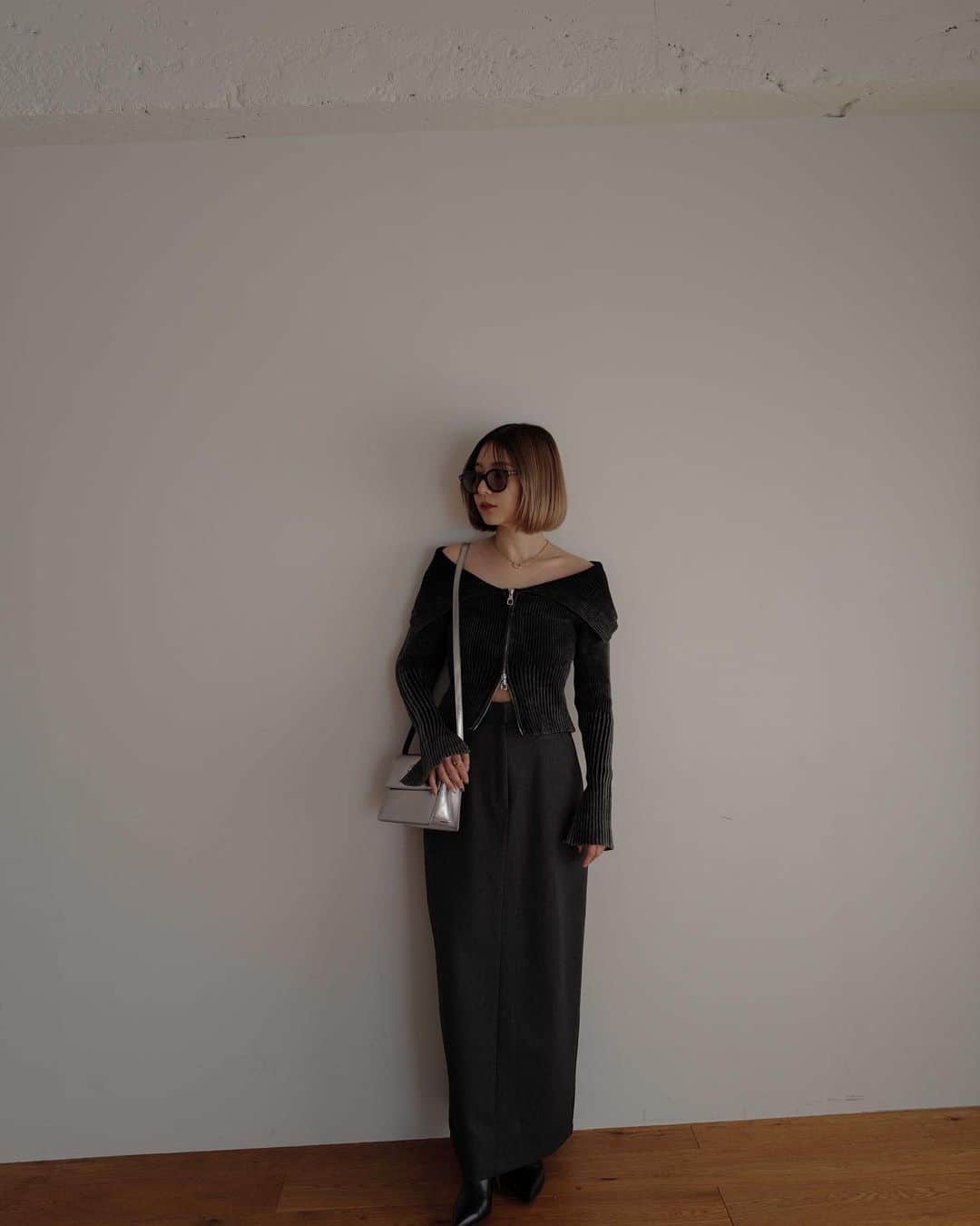 仲村美香のインスタグラム：「急に寒くなったね🥲🥲🥲 でも秋服着れて嬉しい😍♡  今年は少しハードなアイテムを 大人に着たい気分🤭✨ トップスもスカートも発売スタートしてます♡ 是非チェックして下さい🥰🥰 @marque_official」