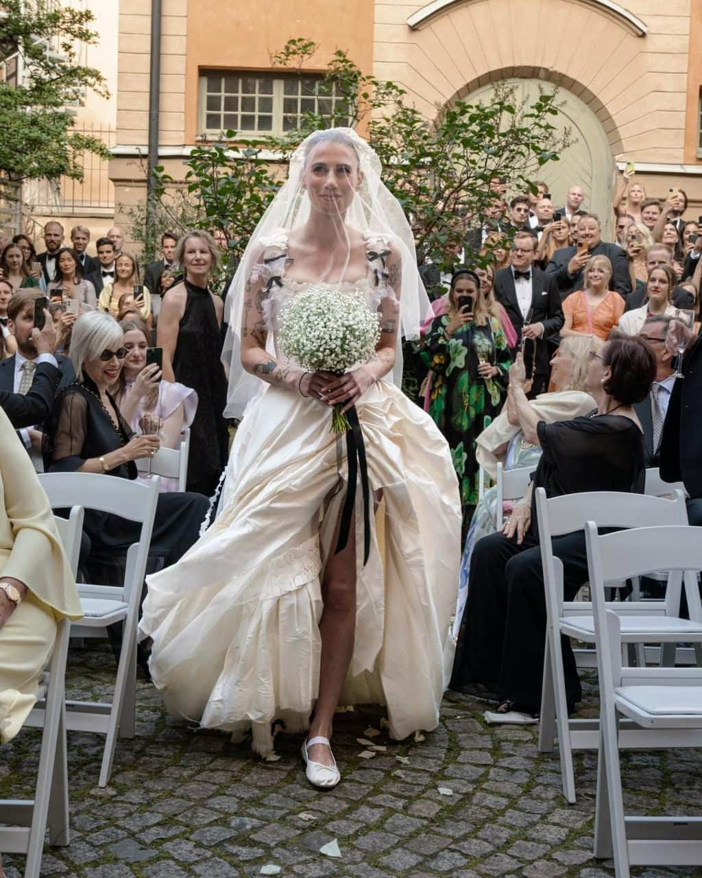 Vogue Australiaのインスタグラム：「Allyson Shiffman and her now husband Adam Tideman met “the old fashioned way”, she says. “On Tinder!” Four years on, they exchanged vows at Van der Nootska Palace, just around the corner from their apartment in Stockholm, where Shiffman wore custom #DilaraFindikoglu and #MiuMiu #BalletFlats. At the link in our bio, explore their full wedding album.」