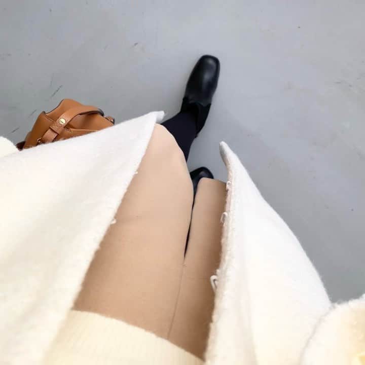 小嶋真子のインスタグラム：「⁡ ⁡ 毎年とても人気のメルトンミニスカート🫣♩ ⁡ 今年は新色"beige"が加わりました 🦌♡ ⁡ •melton mini skirt (beige / black / charcoal gray) 来週19日(木) 発売です ✍🏻🍂❤️」