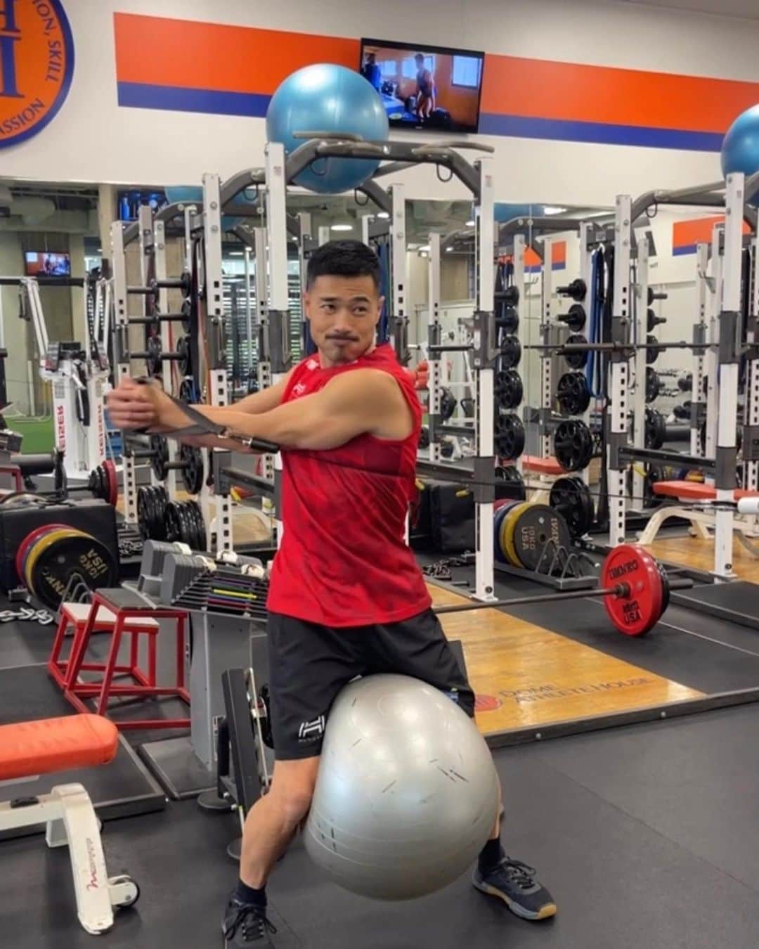 山田章仁のインスタグラム：「上下半身をバラすんだ山田‼️ #training #gym  #スポーツの日  @domeathletehouse」