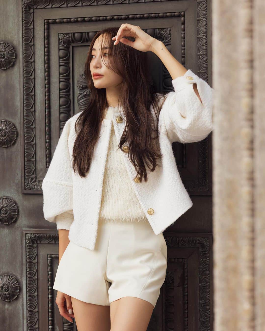 のインスタグラム：「𝐀𝐌𝐁𝐈𝐄𝐍𝐓 × 𝐊𝐄𝐈𝐂𝐀 𝐍𝐀𝐊𝐀𝐒𝐇𝐈𝐌𝐀 𝟤𝟢𝟤𝟥 𝖠/𝖶 𝖲𝖯𝖤𝖢𝖨𝖠𝖫 𝖢𝖮𝖫𝖫𝖠𝖡𝖮𝖱𝖠𝖳𝖨𝖮𝖭 𝖵𝖮𝖫.𝟤  #ツイードジャケット <Off white, Green, Navy> 【10/13(FRI)20:00-】  品よくチャーミングに着映えるツイードジャケット。  ややハリを持たせた単色のツイード生地に、クラシカルな金ボタンがきらり。  袖には同色のパイピングを施し、さり気ないアクセントを加えました。  丸みのあるボリューム袖に、コンパクトな着丈がバランス良く、愛らしいシルエットを叶えます。  💡コラボ第二弾アイテムを詳しくご紹介した特集ページはサイトTOPページよりご覧頂けます。 ＿＿＿＿＿＿＿＿＿＿＿ ✔︎ @ambient_styling #AMBIENT #ambient_official #ambientstyle #アンビエント #23aw #コラボ #中島ケイカ」