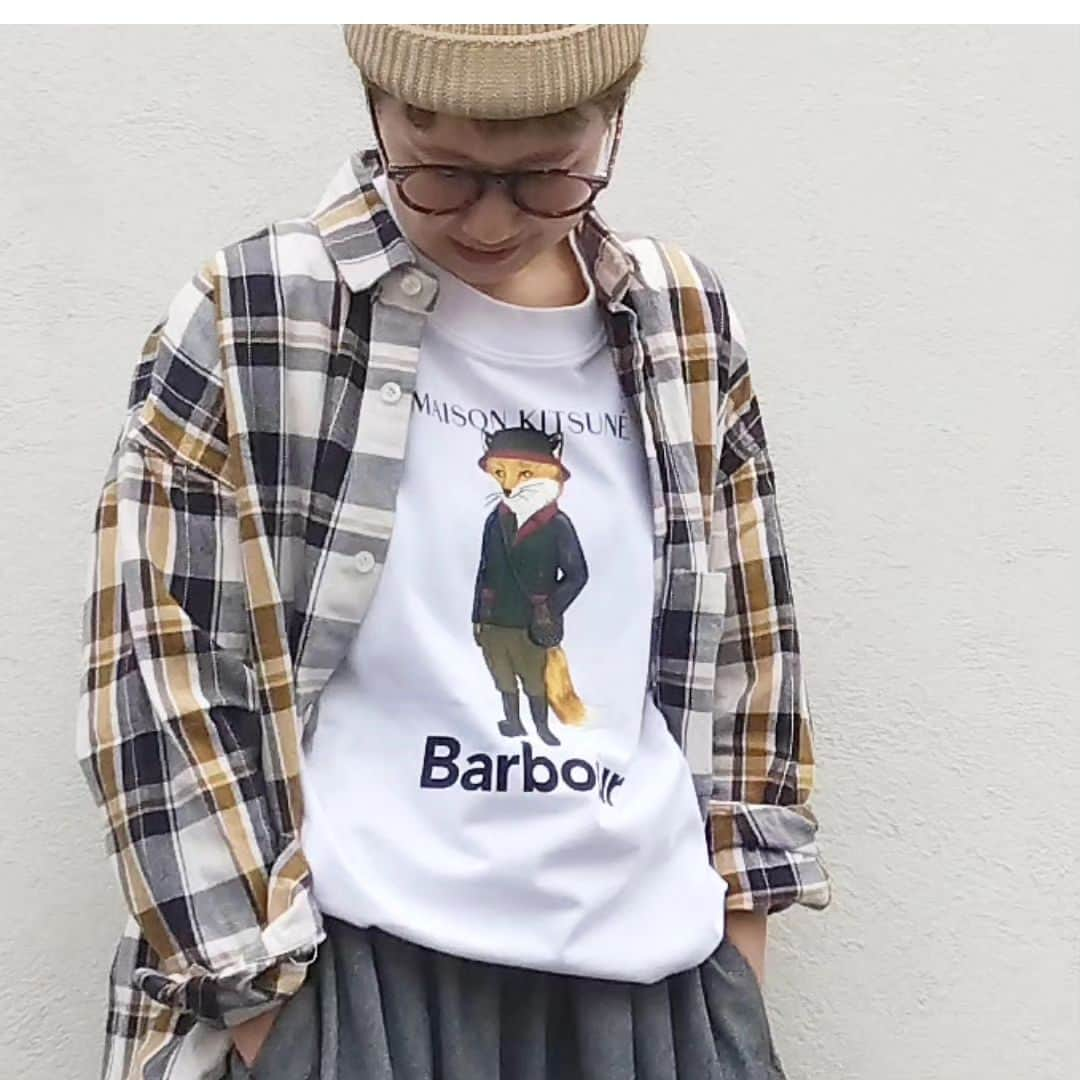 emiemieminkoさんのインスタグラム写真 - (emiemieminkoInstagram)「. . @barbourjapan  ✖ @maisonkitsune  . . 取り憑かれたように欲しくてめっちゎ探して買わせてもらったやつ。 か、買えた！！ う、嬉しい！！ スウェットも買えた！！ う、嬉しい！！ . . barbourー着てるキツネ。 なんて可愛いんでしょう。 . . Barbourもキツネも大好きなブランド。 こんな夢のコラボ♥ . またやって頂きたい💚🦊 . #バブアーメゾンキツネ #barbour#maisonkitsune#メゾンキツネ#バブアー#美容師の休日#えみちゃんのタンス」10月9日 16時10分 - emiemieminko