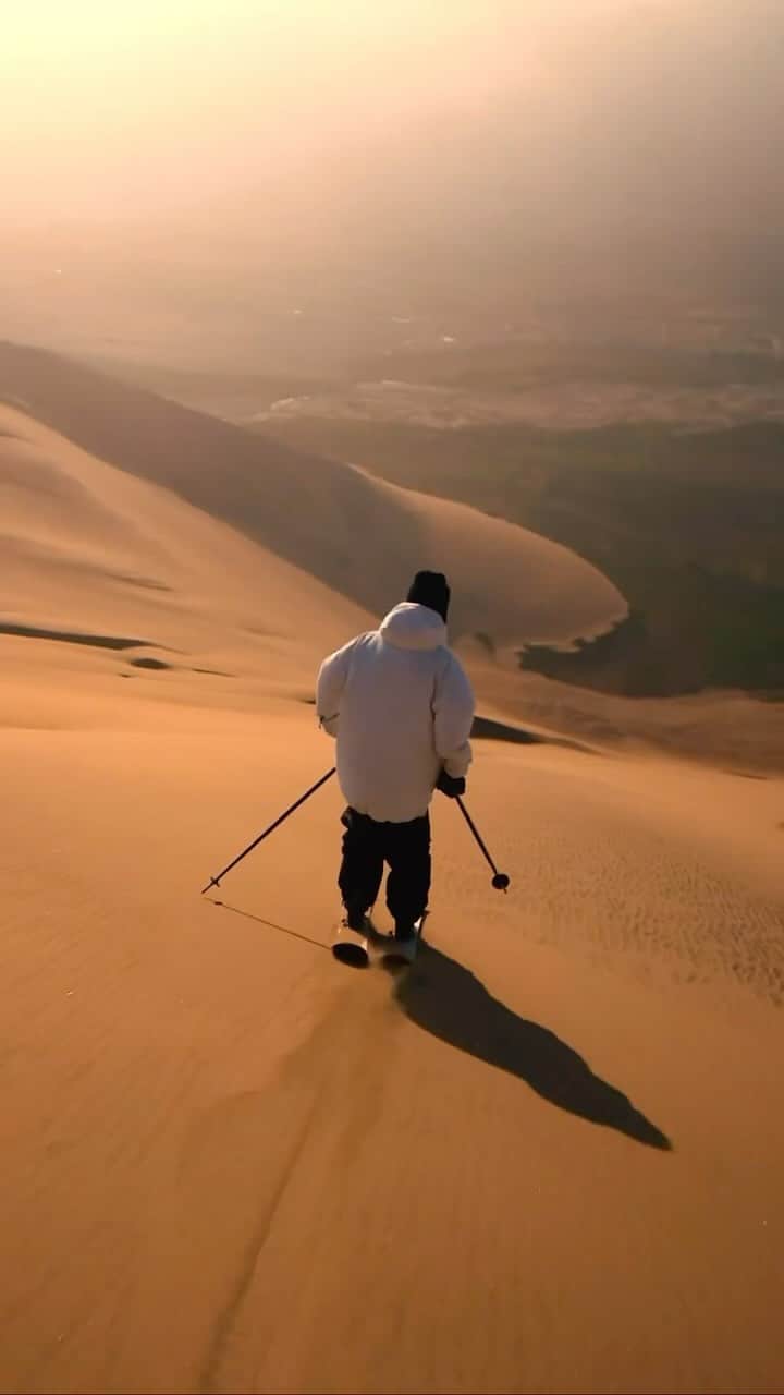 Earth Picsのインスタグラム：「@candidethovex and @azizbenkrich doing some sand boarding!」