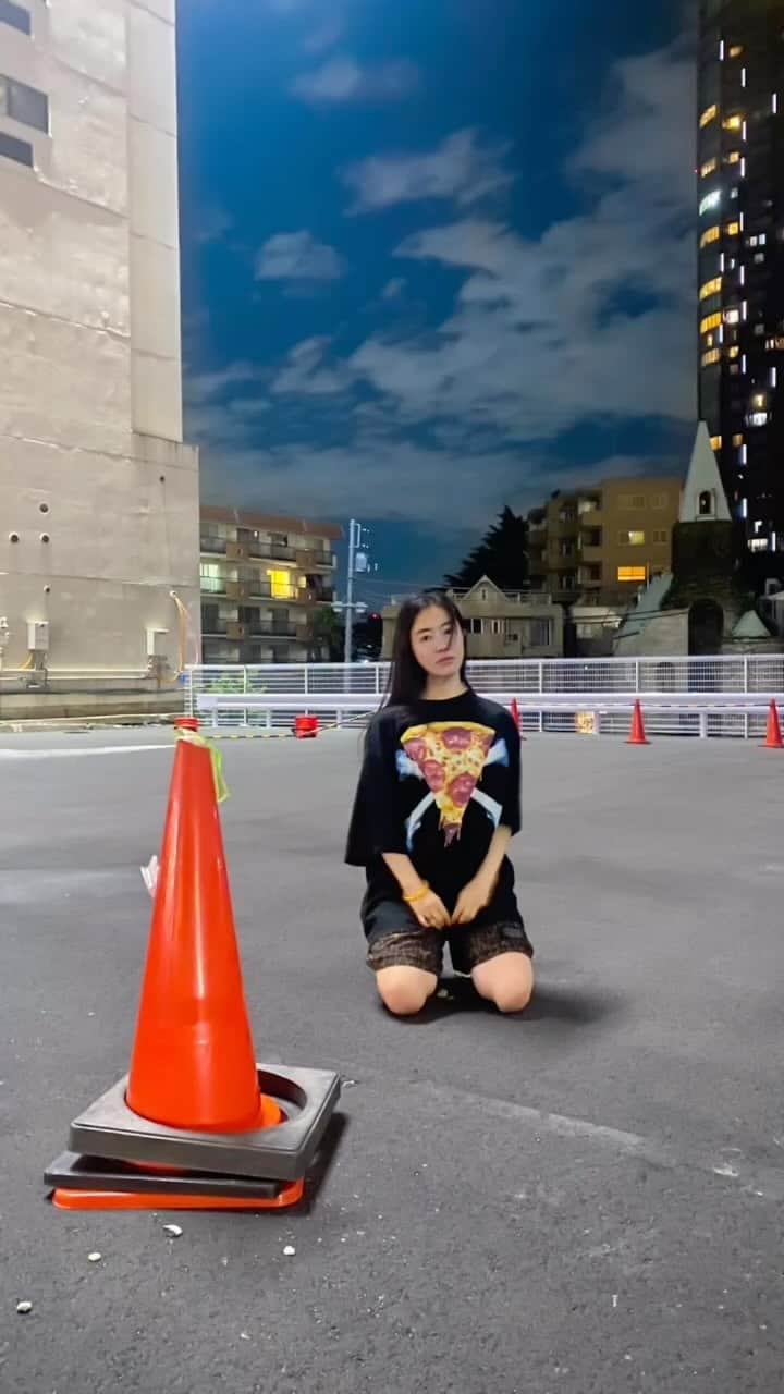 橋口いくよのインスタグラム：「なんか何年もいつもこのTシャツ着てる。 なんならしぬまで着てみよう。  写真、ピザでまとめただけなのに、なんか私ずっと頑張ってきたんだな、とかなっちゃうのは曲のせいw  リールとか作ってみるものですねー。 自己肯定感ちょっとあがるじゃん！  #milkboy #元気を出して #PIZZA #ピザ」