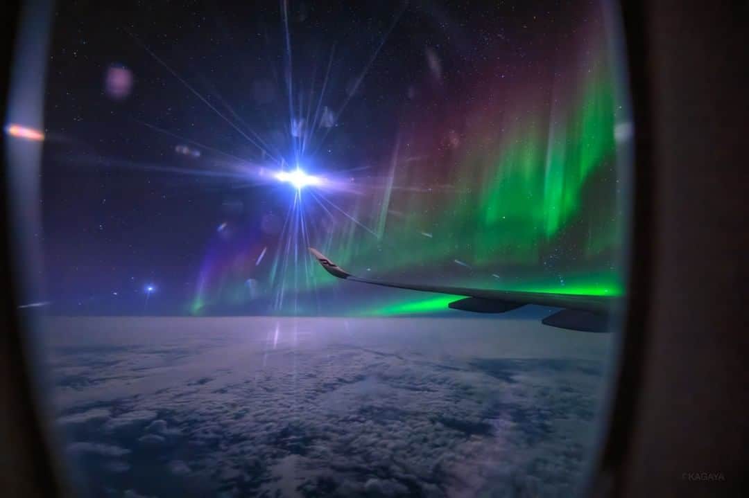 KAGAYAのインスタグラム：「窓の外にオーロラと天体たち。 まるで宇宙旅行をしているかのような、幻想的なフライトでした。 （昨日、北極海上空にて撮影）  #オーロラ #星空 #starphotography #sonyalpha #α7rv #aurora」