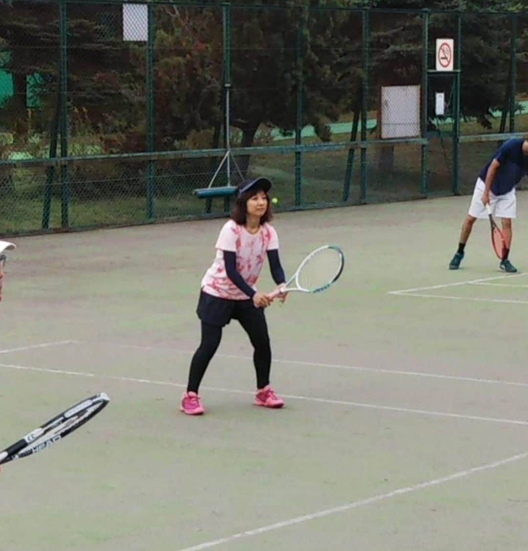 佐藤彩さんのインスタグラム写真 - (佐藤彩Instagram)「今日はスポーツの日ですね🏃‍♀️  会社の仲間とのテニス🎾 私にとって良いリフレッシュにもなっています☺️  昨年ご一緒した先輩から 今年の様子を見て 上達したね！と言ってもらえたのが嬉しかった😂  でもマシになったとはいえ まだまだサーブが…🙃  日々練習あるのみですね🎾  #テニス #🎾 #若干上達した？ #外テニス #今シーズンもう一回行きたい #テニス好き #体を動かすことが好き #リフレッシュ #スポーツ #スポーツの日」10月9日 16時18分 - hbc_ayasato