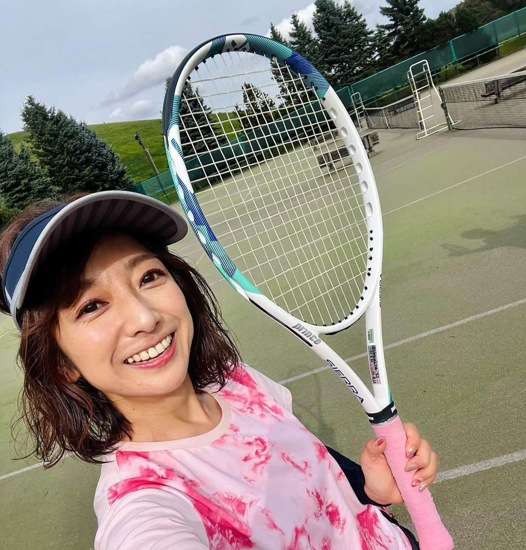 佐藤彩さんのインスタグラム写真 - (佐藤彩Instagram)「今日はスポーツの日ですね🏃‍♀️  会社の仲間とのテニス🎾 私にとって良いリフレッシュにもなっています☺️  昨年ご一緒した先輩から 今年の様子を見て 上達したね！と言ってもらえたのが嬉しかった😂  でもマシになったとはいえ まだまだサーブが…🙃  日々練習あるのみですね🎾  #テニス #🎾 #若干上達した？ #外テニス #今シーズンもう一回行きたい #テニス好き #体を動かすことが好き #リフレッシュ #スポーツ #スポーツの日」10月9日 16時18分 - hbc_ayasato