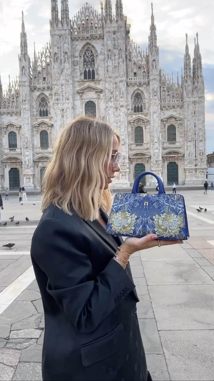のインスタグラム：「Spotted: Ever so cool @constantly_k with the #AIGNER Cybill Bag Honeysuckle out of the Exclusive Runway Edition before the #AIGNERSS24 show in Milan.」
