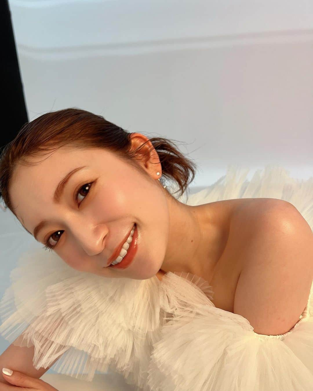 吉田朱里のインスタグラム：「本日１０月９日でデビュー13周年💖💖💖 あと一年で人生の半分芸能界なんだと思うと 感慨深いですね🥹 . いつもたくさんの応援ありがとうございます😊 13年前は自分がこんな風になるなんて 全く想像してなかった！！ . 胸を張って頑張ったと言える13年です🙆‍♀️🩷 そしてまだまだ、頑張ります👍💕 . ゴールはどこなのかな？頑張るっていつまで？ なんて考える日もあるけれども ゴールなんて必要ないよね😂 その時やりたいと思うことやって 作りたいと思うもの作って、なりたいと思う自分になる。 . その姿をこれからも応援してもらえるように 頑張りたいと思います💡💡 . 14年目もよろしくお願いします🙇‍♀️」