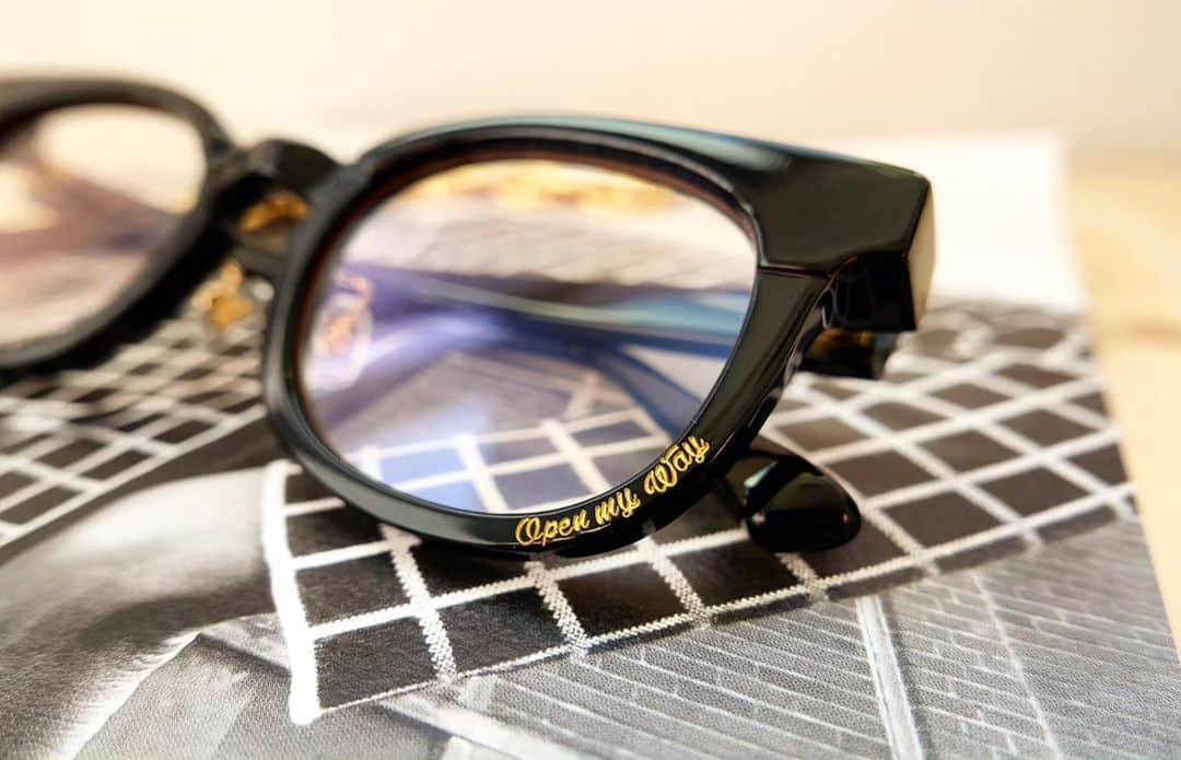 のインスタグラム：「⚡︎ 10/10(tue)20:00 ☞ Open.my way Restock ⚡︎  参考Pic：Champagneレンズ / Goldパーツ  #BlazeGaze #フラットレンズ #フラットレンズサングラス #MatteBlack #nsh #Madeinshibuya #eyewear #barber #sunglasses #ティアドロップ #eyewearfashion #eyeweartrends #eyeweardesign #eyewearfashion #サングラス #eyecatcher #japaneseacetate #OneCross #眼鏡 #shade #productdesign #Goingmyway #Japaneseeyewear #Openmyway  #Japanesecomponents #Shibuya #nsh #Openmyway2 #leica #Takeiteasy #LeicaCamera #shibuyacrossing」