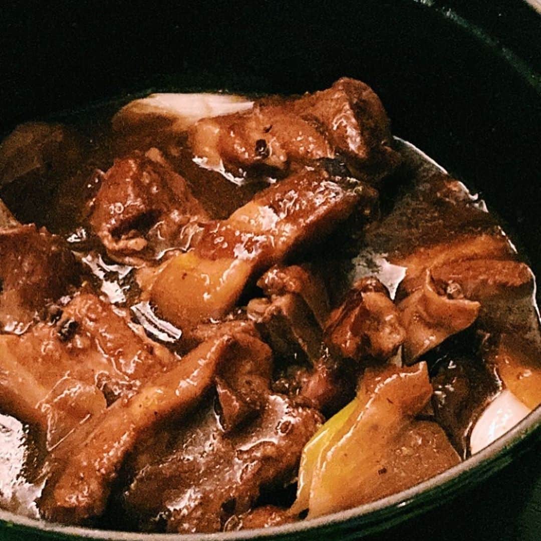 中本千尋さんのインスタグラム写真 - (中本千尋Instagram)「今月の試作試食会  なんとなく気候を想像して、その時に何を作りたいか。 伝えたいかでメニューを考えます。 だから大体直前まで作り続けるし、メニューも変わります。 レッスンといいながら中本の『研究発表会』のような。 毎月突き詰めるので、お陰様で良いレシピが増えてきました!  そんな先日の試食会。 お仕事でもご一緒するNono ちゃんと、滋賀でも一緒にお料理をした253OG3（煮込みおじさん）とまやちゃんと。  『同じ釜の飯を食う』という言葉があるように、 やはり同じ食卓を囲むこと。初めてでも心が繋がりやすかったり、食には不思議な力があるなと。 Nonoちゃんが素敵な言葉を伝えてくれた。  お料理って楽しいなと思う時間。  今月のレッスンにお越しいただける生徒様へ。 メニュー変更、追加がいくつかあります! ひとまずスペアリブのお料理から水餃子に変わります💁‍♀️ また自家製XO 醬を追加しお持ち帰りで🙆‍♀️ 卵料理も増えます! よろしくお願い致します! . . Photo @everytime_sanpo   thanks @masaru_0429  @_mayamasuda_」10月9日 16時23分 - chihiro_nakamoto