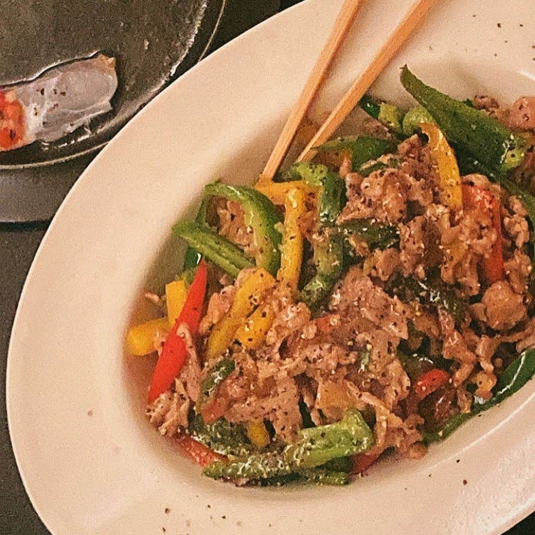 中本千尋さんのインスタグラム写真 - (中本千尋Instagram)「今月の試作試食会  なんとなく気候を想像して、その時に何を作りたいか。 伝えたいかでメニューを考えます。 だから大体直前まで作り続けるし、メニューも変わります。 レッスンといいながら中本の『研究発表会』のような。 毎月突き詰めるので、お陰様で良いレシピが増えてきました!  そんな先日の試食会。 お仕事でもご一緒するNono ちゃんと、滋賀でも一緒にお料理をした253OG3（煮込みおじさん）とまやちゃんと。  『同じ釜の飯を食う』という言葉があるように、 やはり同じ食卓を囲むこと。初めてでも心が繋がりやすかったり、食には不思議な力があるなと。 Nonoちゃんが素敵な言葉を伝えてくれた。  お料理って楽しいなと思う時間。  今月のレッスンにお越しいただける生徒様へ。 メニュー変更、追加がいくつかあります! ひとまずスペアリブのお料理から水餃子に変わります💁‍♀️ また自家製XO 醬を追加しお持ち帰りで🙆‍♀️ 卵料理も増えます! よろしくお願い致します! . . Photo @everytime_sanpo   thanks @masaru_0429  @_mayamasuda_」10月9日 16時23分 - chihiro_nakamoto