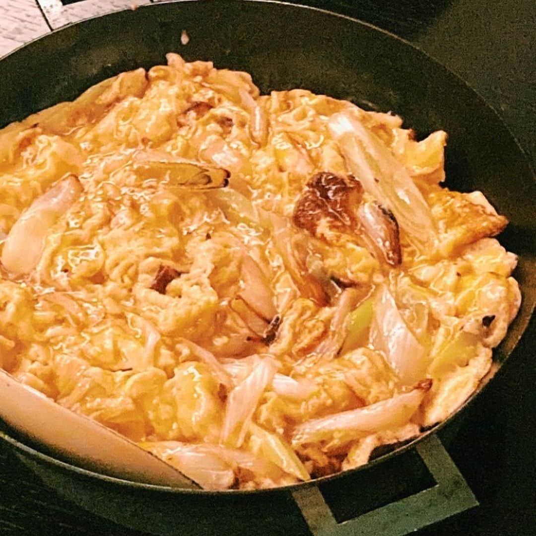 中本千尋さんのインスタグラム写真 - (中本千尋Instagram)「今月の試作試食会  なんとなく気候を想像して、その時に何を作りたいか。 伝えたいかでメニューを考えます。 だから大体直前まで作り続けるし、メニューも変わります。 レッスンといいながら中本の『研究発表会』のような。 毎月突き詰めるので、お陰様で良いレシピが増えてきました!  そんな先日の試食会。 お仕事でもご一緒するNono ちゃんと、滋賀でも一緒にお料理をした253OG3（煮込みおじさん）とまやちゃんと。  『同じ釜の飯を食う』という言葉があるように、 やはり同じ食卓を囲むこと。初めてでも心が繋がりやすかったり、食には不思議な力があるなと。 Nonoちゃんが素敵な言葉を伝えてくれた。  お料理って楽しいなと思う時間。  今月のレッスンにお越しいただける生徒様へ。 メニュー変更、追加がいくつかあります! ひとまずスペアリブのお料理から水餃子に変わります💁‍♀️ また自家製XO 醬を追加しお持ち帰りで🙆‍♀️ 卵料理も増えます! よろしくお願い致します! . . Photo @everytime_sanpo   thanks @masaru_0429  @_mayamasuda_」10月9日 16時23分 - chihiro_nakamoto