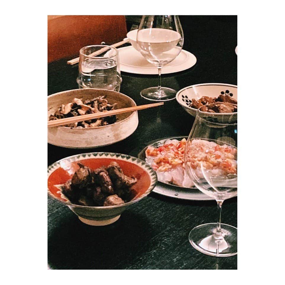 中本千尋さんのインスタグラム写真 - (中本千尋Instagram)「今月の試作試食会  なんとなく気候を想像して、その時に何を作りたいか。 伝えたいかでメニューを考えます。 だから大体直前まで作り続けるし、メニューも変わります。 レッスンといいながら中本の『研究発表会』のような。 毎月突き詰めるので、お陰様で良いレシピが増えてきました!  そんな先日の試食会。 お仕事でもご一緒するNono ちゃんと、滋賀でも一緒にお料理をした253OG3（煮込みおじさん）とまやちゃんと。  『同じ釜の飯を食う』という言葉があるように、 やはり同じ食卓を囲むこと。初めてでも心が繋がりやすかったり、食には不思議な力があるなと。 Nonoちゃんが素敵な言葉を伝えてくれた。  お料理って楽しいなと思う時間。  今月のレッスンにお越しいただける生徒様へ。 メニュー変更、追加がいくつかあります! ひとまずスペアリブのお料理から水餃子に変わります💁‍♀️ また自家製XO 醬を追加しお持ち帰りで🙆‍♀️ 卵料理も増えます! よろしくお願い致します! . . Photo @everytime_sanpo   thanks @masaru_0429  @_mayamasuda_」10月9日 16時23分 - chihiro_nakamoto