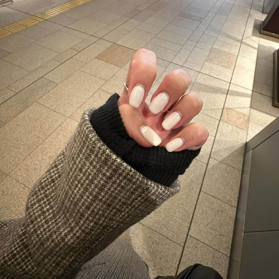 田原愛里のインスタグラム：「新しい爪、かわいいぞっ🤍🤍 眉毛も、馴染んできたぞっ！  眉毛はアートメイクしてた方が ちょ〜らく🥹🤍」