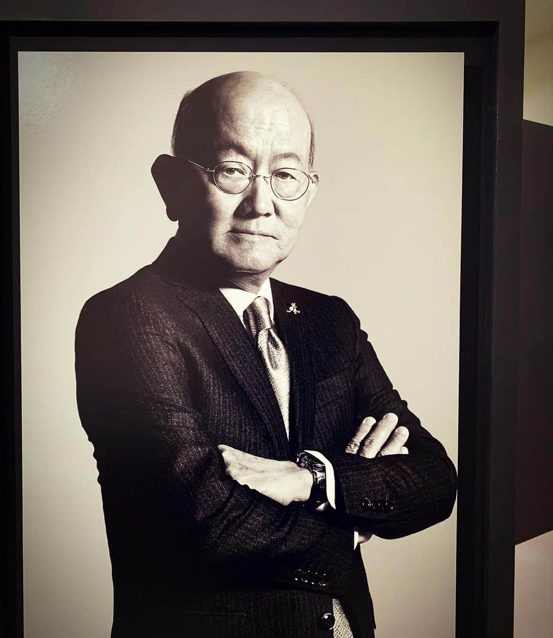 祐真朋樹さんのインスタグラム写真 - (祐真朋樹Instagram)「繰上和美さんの写真展『50,50 FIFTY GENTLEMEN OF EYEVAN』を見に、 青山スパイラルガーデンへ 行って来ました。地下鉄で行くと、表参道駅は繰上さんが撮影した写真でジャックされていました。  @kuri1936.official  @eyevan_official #繰上和美 #横尾忠則  #高橋幸宏  #中田英寿  #市川染五郎 #尾上右近 #miyaviishihara  #岡藤正広 #スパイラルガーデン」10月9日 16時24分 - stsukezane