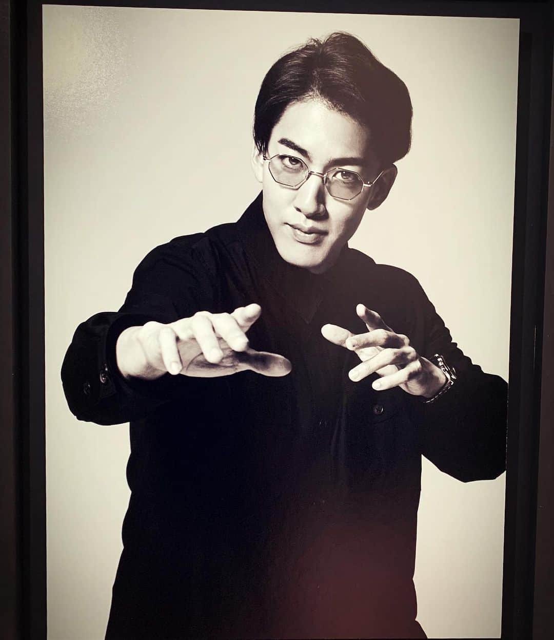祐真朋樹さんのインスタグラム写真 - (祐真朋樹Instagram)「繰上和美さんの写真展『50,50 FIFTY GENTLEMEN OF EYEVAN』を見に、 青山スパイラルガーデンへ 行って来ました。地下鉄で行くと、表参道駅は繰上さんが撮影した写真でジャックされていました。  @kuri1936.official  @eyevan_official #繰上和美 #横尾忠則  #高橋幸宏  #中田英寿  #市川染五郎 #尾上右近 #miyaviishihara  #岡藤正広 #スパイラルガーデン」10月9日 16時24分 - stsukezane