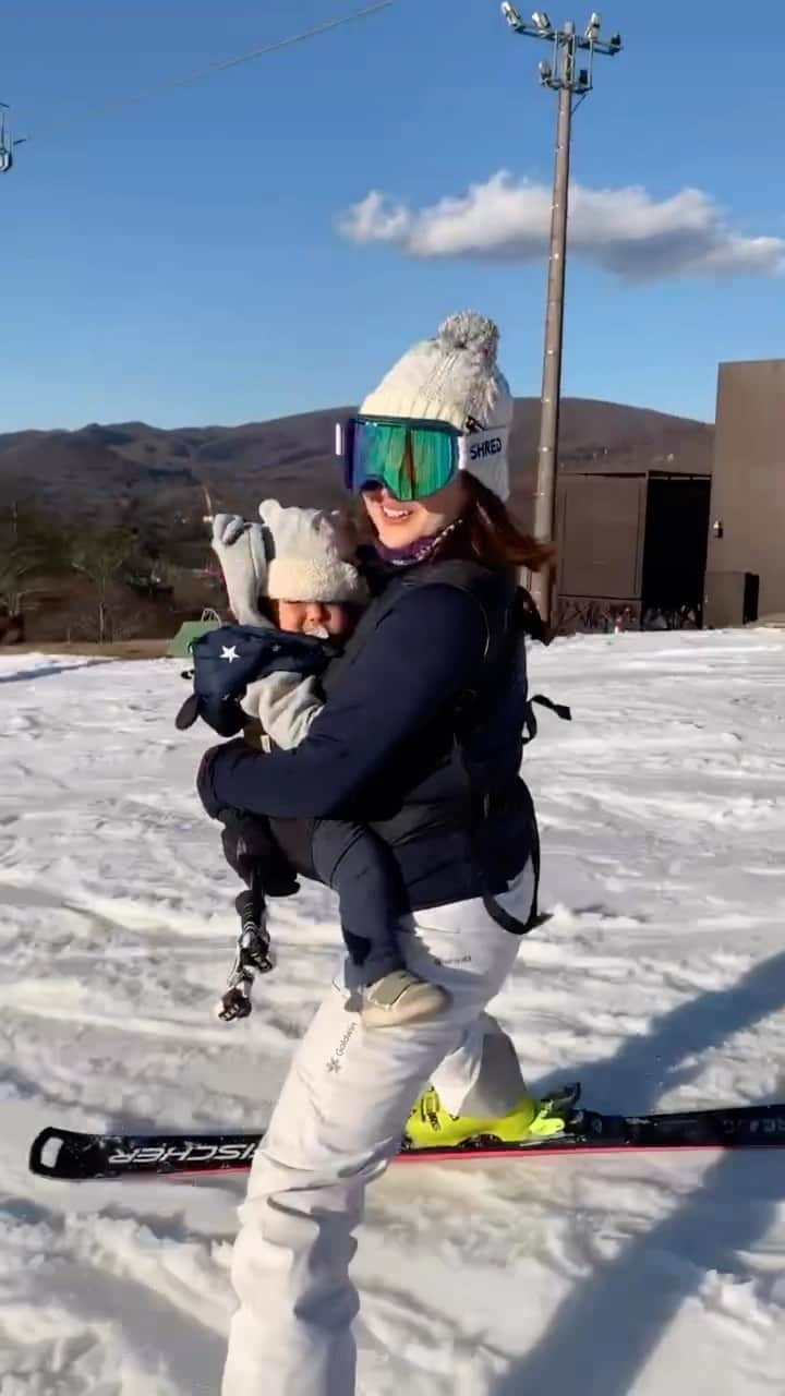 清澤恵美子のインスタグラム：「寒くなって来ましたね〜❄️ スキー早くしたいなぁ🎿　雪積もってほしいなぁ〜 息子は抱っこして滑るとすぐに寝てました💤　 #3年前 #スキーは冬に是非やってほしいスポーツ」