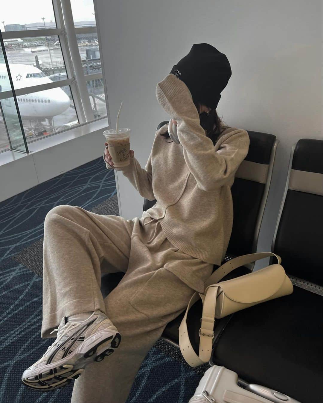 原小夜香さんのインスタグラム写真 - (原小夜香Instagram)「'  この前の韓国出身のフライトコーデ✈︎ 本当にこれぞラクおしゃかわ！ ニット帽沢山被りたい冬🎧  着たらほっこり感なくなメランジTANも 候補色に入ってしまった、、悩 生成りなメランジベージュです🥠  上品なニットだけどスウェットみたいに ラフで楽々に、でもおしゃれに着られる そんなセットアップが作りたくて🫔  それぞれ細部までこだわっている 他にはないディテールだらけ！ ウール混で暖かく上質な糸を使っています。 (もっちろんチクチク皆無  まずニットトップスは、ややゆるめなシルエット でもオーバーサイズではなく ちょいルーズくらいの📏 リブのプチハイネックもやや広めな襟ぐりで 肌に添わないから首が細く見えるんです！！大事！  そして1番のポイントはインしなくても バランスよく足長に見えるように 斜めの切り替え編みからの チューリップ型でフロントから少しずれた所を 短めに設定した変形ニットトップス。 片方のラウンドだけリブ編みなアシメも、♡  緩めなアームに付けるのは珍しい サムホール付き🧤  ニットパンツも今年絶対作りたかった なんとワークポケットをニットで編んだ ワークニットタックPT  しかも綺麗めにも見せたかったので オールウエストゴムのフロントに ニットなのにタックをいれてお腹周りも すっきりカバー！ニットに見えないパンツ！  ゆる〜くややコクーンなシルエットなのに 何故か女性らしさも見え隠れする ローウエストで履いてスポーティーにしても 可愛いんですこいつは本当、、 (もう好きすぎて不機嫌  トップスインしなくてもこのデザインだから、 足長に、華奢に、でも抜け感あるシルエットが完成！ もちろんインもできますかわゆです！  10/11 19:00 - @willfully_official   #willfully #korea #koreafashion #koreatravel  #koreatrip」10月9日 16時29分 - sayakahara_willfully