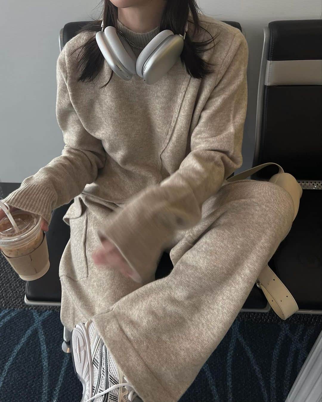原小夜香さんのインスタグラム写真 - (原小夜香Instagram)「'  この前の韓国出身のフライトコーデ✈︎ 本当にこれぞラクおしゃかわ！ ニット帽沢山被りたい冬🎧  着たらほっこり感なくなメランジTANも 候補色に入ってしまった、、悩 生成りなメランジベージュです🥠  上品なニットだけどスウェットみたいに ラフで楽々に、でもおしゃれに着られる そんなセットアップが作りたくて🫔  それぞれ細部までこだわっている 他にはないディテールだらけ！ ウール混で暖かく上質な糸を使っています。 (もっちろんチクチク皆無  まずニットトップスは、ややゆるめなシルエット でもオーバーサイズではなく ちょいルーズくらいの📏 リブのプチハイネックもやや広めな襟ぐりで 肌に添わないから首が細く見えるんです！！大事！  そして1番のポイントはインしなくても バランスよく足長に見えるように 斜めの切り替え編みからの チューリップ型でフロントから少しずれた所を 短めに設定した変形ニットトップス。 片方のラウンドだけリブ編みなアシメも、♡  緩めなアームに付けるのは珍しい サムホール付き🧤  ニットパンツも今年絶対作りたかった なんとワークポケットをニットで編んだ ワークニットタックPT  しかも綺麗めにも見せたかったので オールウエストゴムのフロントに ニットなのにタックをいれてお腹周りも すっきりカバー！ニットに見えないパンツ！  ゆる〜くややコクーンなシルエットなのに 何故か女性らしさも見え隠れする ローウエストで履いてスポーティーにしても 可愛いんですこいつは本当、、 (もう好きすぎて不機嫌  トップスインしなくてもこのデザインだから、 足長に、華奢に、でも抜け感あるシルエットが完成！ もちろんインもできますかわゆです！  10/11 19:00 - @willfully_official   #willfully #korea #koreafashion #koreatravel  #koreatrip」10月9日 16時29分 - sayakahara_willfully