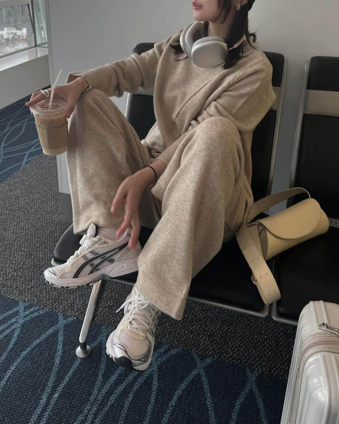 原小夜香さんのインスタグラム写真 - (原小夜香Instagram)「'  この前の韓国出身のフライトコーデ✈︎ 本当にこれぞラクおしゃかわ！ ニット帽沢山被りたい冬🎧  着たらほっこり感なくなメランジTANも 候補色に入ってしまった、、悩 生成りなメランジベージュです🥠  上品なニットだけどスウェットみたいに ラフで楽々に、でもおしゃれに着られる そんなセットアップが作りたくて🫔  それぞれ細部までこだわっている 他にはないディテールだらけ！ ウール混で暖かく上質な糸を使っています。 (もっちろんチクチク皆無  まずニットトップスは、ややゆるめなシルエット でもオーバーサイズではなく ちょいルーズくらいの📏 リブのプチハイネックもやや広めな襟ぐりで 肌に添わないから首が細く見えるんです！！大事！  そして1番のポイントはインしなくても バランスよく足長に見えるように 斜めの切り替え編みからの チューリップ型でフロントから少しずれた所を 短めに設定した変形ニットトップス。 片方のラウンドだけリブ編みなアシメも、♡  緩めなアームに付けるのは珍しい サムホール付き🧤  ニットパンツも今年絶対作りたかった なんとワークポケットをニットで編んだ ワークニットタックPT  しかも綺麗めにも見せたかったので オールウエストゴムのフロントに ニットなのにタックをいれてお腹周りも すっきりカバー！ニットに見えないパンツ！  ゆる〜くややコクーンなシルエットなのに 何故か女性らしさも見え隠れする ローウエストで履いてスポーティーにしても 可愛いんですこいつは本当、、 (もう好きすぎて不機嫌  トップスインしなくてもこのデザインだから、 足長に、華奢に、でも抜け感あるシルエットが完成！ もちろんインもできますかわゆです！  10/11 19:00 - @willfully_official   #willfully #korea #koreafashion #koreatravel  #koreatrip」10月9日 16時29分 - sayakahara_willfully