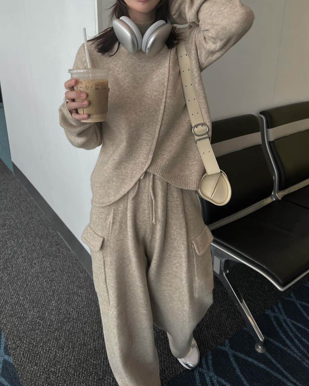原小夜香さんのインスタグラム写真 - (原小夜香Instagram)「'  この前の韓国出身のフライトコーデ✈︎ 本当にこれぞラクおしゃかわ！ ニット帽沢山被りたい冬🎧  着たらほっこり感なくなメランジTANも 候補色に入ってしまった、、悩 生成りなメランジベージュです🥠  上品なニットだけどスウェットみたいに ラフで楽々に、でもおしゃれに着られる そんなセットアップが作りたくて🫔  それぞれ細部までこだわっている 他にはないディテールだらけ！ ウール混で暖かく上質な糸を使っています。 (もっちろんチクチク皆無  まずニットトップスは、ややゆるめなシルエット でもオーバーサイズではなく ちょいルーズくらいの📏 リブのプチハイネックもやや広めな襟ぐりで 肌に添わないから首が細く見えるんです！！大事！  そして1番のポイントはインしなくても バランスよく足長に見えるように 斜めの切り替え編みからの チューリップ型でフロントから少しずれた所を 短めに設定した変形ニットトップス。 片方のラウンドだけリブ編みなアシメも、♡  緩めなアームに付けるのは珍しい サムホール付き🧤  ニットパンツも今年絶対作りたかった なんとワークポケットをニットで編んだ ワークニットタックPT  しかも綺麗めにも見せたかったので オールウエストゴムのフロントに ニットなのにタックをいれてお腹周りも すっきりカバー！ニットに見えないパンツ！  ゆる〜くややコクーンなシルエットなのに 何故か女性らしさも見え隠れする ローウエストで履いてスポーティーにしても 可愛いんですこいつは本当、、 (もう好きすぎて不機嫌  トップスインしなくてもこのデザインだから、 足長に、華奢に、でも抜け感あるシルエットが完成！ もちろんインもできますかわゆです！  10/11 19:00 - @willfully_official   #willfully #korea #koreafashion #koreatravel  #koreatrip」10月9日 16時29分 - sayakahara_willfully