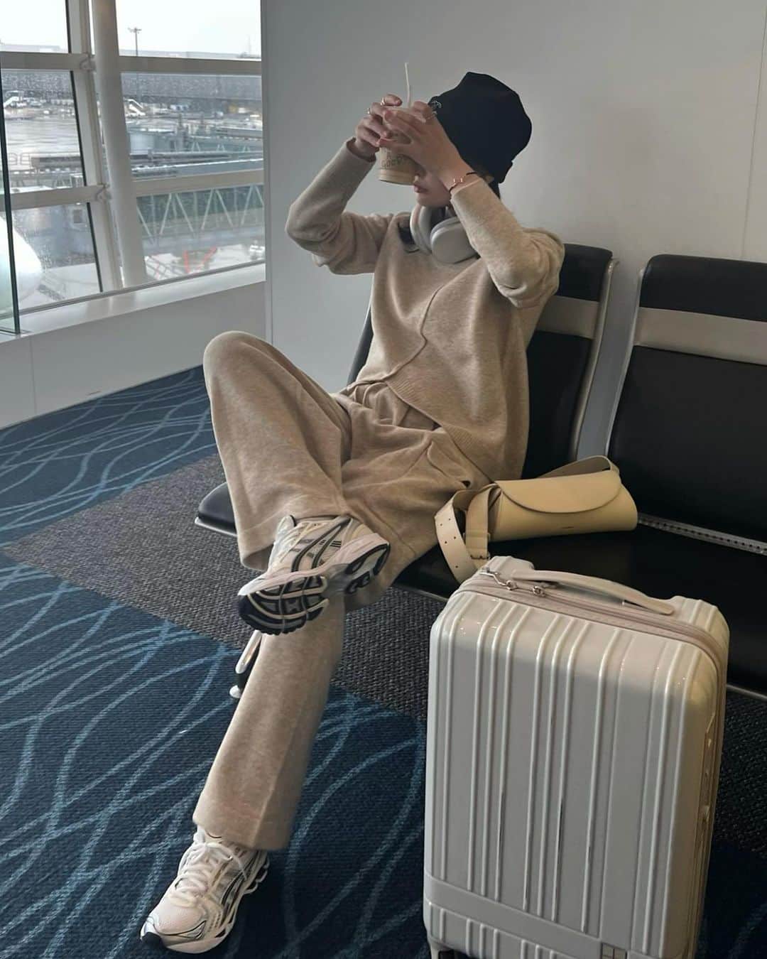 原小夜香さんのインスタグラム写真 - (原小夜香Instagram)「'  この前の韓国出身のフライトコーデ✈︎ 本当にこれぞラクおしゃかわ！ ニット帽沢山被りたい冬🎧  着たらほっこり感なくなメランジTANも 候補色に入ってしまった、、悩 生成りなメランジベージュです🥠  上品なニットだけどスウェットみたいに ラフで楽々に、でもおしゃれに着られる そんなセットアップが作りたくて🫔  それぞれ細部までこだわっている 他にはないディテールだらけ！ ウール混で暖かく上質な糸を使っています。 (もっちろんチクチク皆無  まずニットトップスは、ややゆるめなシルエット でもオーバーサイズではなく ちょいルーズくらいの📏 リブのプチハイネックもやや広めな襟ぐりで 肌に添わないから首が細く見えるんです！！大事！  そして1番のポイントはインしなくても バランスよく足長に見えるように 斜めの切り替え編みからの チューリップ型でフロントから少しずれた所を 短めに設定した変形ニットトップス。 片方のラウンドだけリブ編みなアシメも、♡  緩めなアームに付けるのは珍しい サムホール付き🧤  ニットパンツも今年絶対作りたかった なんとワークポケットをニットで編んだ ワークニットタックPT  しかも綺麗めにも見せたかったので オールウエストゴムのフロントに ニットなのにタックをいれてお腹周りも すっきりカバー！ニットに見えないパンツ！  ゆる〜くややコクーンなシルエットなのに 何故か女性らしさも見え隠れする ローウエストで履いてスポーティーにしても 可愛いんですこいつは本当、、 (もう好きすぎて不機嫌  トップスインしなくてもこのデザインだから、 足長に、華奢に、でも抜け感あるシルエットが完成！ もちろんインもできますかわゆです！  10/11 19:00 - @willfully_official   #willfully #korea #koreafashion #koreatravel  #koreatrip」10月9日 16時29分 - sayakahara_willfully