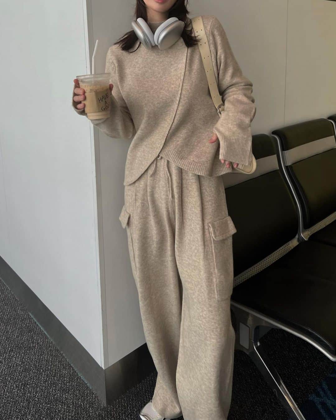 原小夜香さんのインスタグラム写真 - (原小夜香Instagram)「'  この前の韓国出身のフライトコーデ✈︎ 本当にこれぞラクおしゃかわ！ ニット帽沢山被りたい冬🎧  着たらほっこり感なくなメランジTANも 候補色に入ってしまった、、悩 生成りなメランジベージュです🥠  上品なニットだけどスウェットみたいに ラフで楽々に、でもおしゃれに着られる そんなセットアップが作りたくて🫔  それぞれ細部までこだわっている 他にはないディテールだらけ！ ウール混で暖かく上質な糸を使っています。 (もっちろんチクチク皆無  まずニットトップスは、ややゆるめなシルエット でもオーバーサイズではなく ちょいルーズくらいの📏 リブのプチハイネックもやや広めな襟ぐりで 肌に添わないから首が細く見えるんです！！大事！  そして1番のポイントはインしなくても バランスよく足長に見えるように 斜めの切り替え編みからの チューリップ型でフロントから少しずれた所を 短めに設定した変形ニットトップス。 片方のラウンドだけリブ編みなアシメも、♡  緩めなアームに付けるのは珍しい サムホール付き🧤  ニットパンツも今年絶対作りたかった なんとワークポケットをニットで編んだ ワークニットタックPT  しかも綺麗めにも見せたかったので オールウエストゴムのフロントに ニットなのにタックをいれてお腹周りも すっきりカバー！ニットに見えないパンツ！  ゆる〜くややコクーンなシルエットなのに 何故か女性らしさも見え隠れする ローウエストで履いてスポーティーにしても 可愛いんですこいつは本当、、 (もう好きすぎて不機嫌  トップスインしなくてもこのデザインだから、 足長に、華奢に、でも抜け感あるシルエットが完成！ もちろんインもできますかわゆです！  10/11 19:00 - @willfully_official   #willfully #korea #koreafashion #koreatravel  #koreatrip」10月9日 16時29分 - sayakahara_willfully