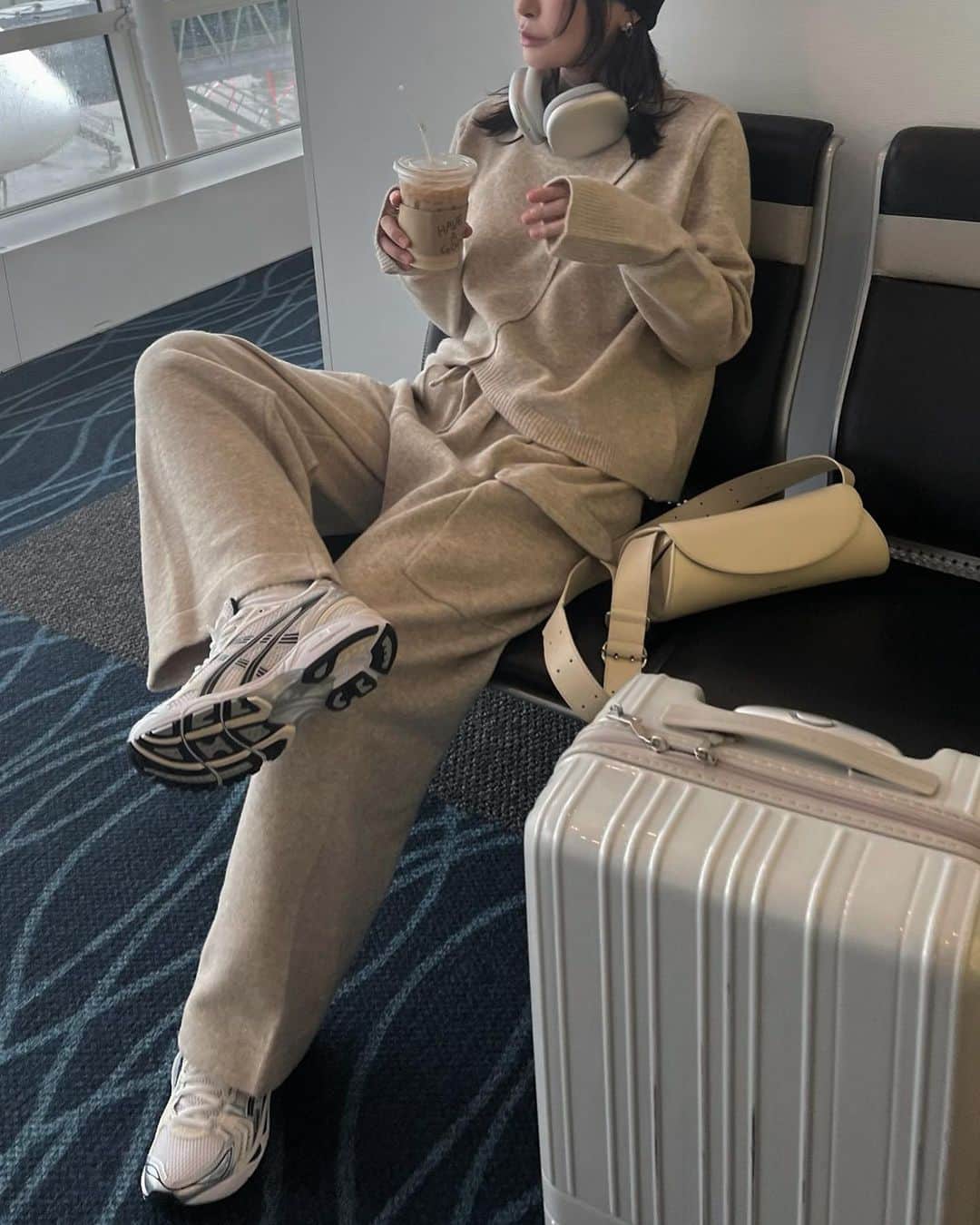 原小夜香さんのインスタグラム写真 - (原小夜香Instagram)「'  この前の韓国出身のフライトコーデ✈︎ 本当にこれぞラクおしゃかわ！ ニット帽沢山被りたい冬🎧  着たらほっこり感なくなメランジTANも 候補色に入ってしまった、、悩 生成りなメランジベージュです🥠  上品なニットだけどスウェットみたいに ラフで楽々に、でもおしゃれに着られる そんなセットアップが作りたくて🫔  それぞれ細部までこだわっている 他にはないディテールだらけ！ ウール混で暖かく上質な糸を使っています。 (もっちろんチクチク皆無  まずニットトップスは、ややゆるめなシルエット でもオーバーサイズではなく ちょいルーズくらいの📏 リブのプチハイネックもやや広めな襟ぐりで 肌に添わないから首が細く見えるんです！！大事！  そして1番のポイントはインしなくても バランスよく足長に見えるように 斜めの切り替え編みからの チューリップ型でフロントから少しずれた所を 短めに設定した変形ニットトップス。 片方のラウンドだけリブ編みなアシメも、♡  緩めなアームに付けるのは珍しい サムホール付き🧤  ニットパンツも今年絶対作りたかった なんとワークポケットをニットで編んだ ワークニットタックPT  しかも綺麗めにも見せたかったので オールウエストゴムのフロントに ニットなのにタックをいれてお腹周りも すっきりカバー！ニットに見えないパンツ！  ゆる〜くややコクーンなシルエットなのに 何故か女性らしさも見え隠れする ローウエストで履いてスポーティーにしても 可愛いんですこいつは本当、、 (もう好きすぎて不機嫌  トップスインしなくてもこのデザインだから、 足長に、華奢に、でも抜け感あるシルエットが完成！ もちろんインもできますかわゆです！  10/11 19:00 - @willfully_official   #willfully #korea #koreafashion #koreatravel  #koreatrip」10月9日 16時29分 - sayakahara_willfully