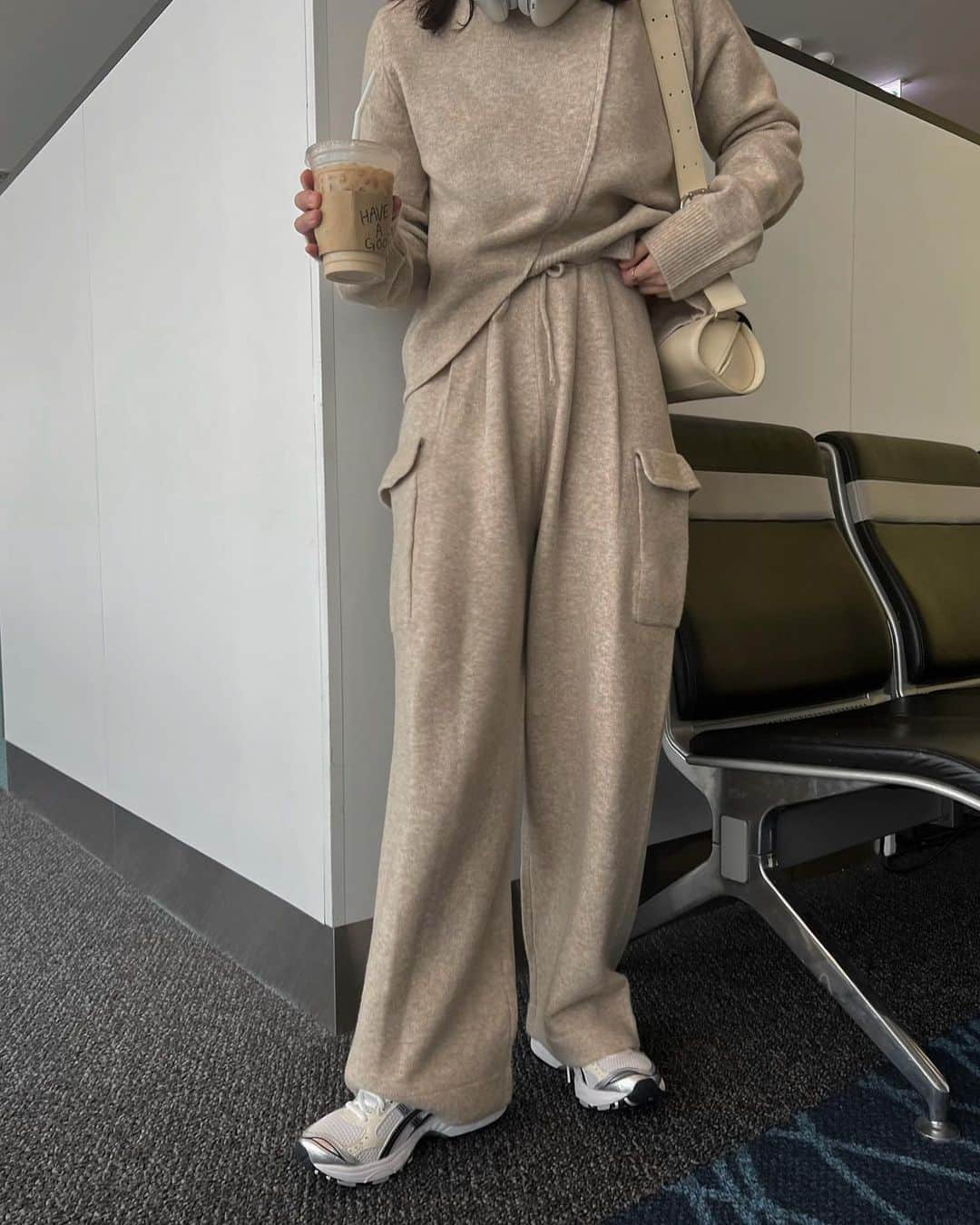 原小夜香さんのインスタグラム写真 - (原小夜香Instagram)「'  この前の韓国出身のフライトコーデ✈︎ 本当にこれぞラクおしゃかわ！ ニット帽沢山被りたい冬🎧  着たらほっこり感なくなメランジTANも 候補色に入ってしまった、、悩 生成りなメランジベージュです🥠  上品なニットだけどスウェットみたいに ラフで楽々に、でもおしゃれに着られる そんなセットアップが作りたくて🫔  それぞれ細部までこだわっている 他にはないディテールだらけ！ ウール混で暖かく上質な糸を使っています。 (もっちろんチクチク皆無  まずニットトップスは、ややゆるめなシルエット でもオーバーサイズではなく ちょいルーズくらいの📏 リブのプチハイネックもやや広めな襟ぐりで 肌に添わないから首が細く見えるんです！！大事！  そして1番のポイントはインしなくても バランスよく足長に見えるように 斜めの切り替え編みからの チューリップ型でフロントから少しずれた所を 短めに設定した変形ニットトップス。 片方のラウンドだけリブ編みなアシメも、♡  緩めなアームに付けるのは珍しい サムホール付き🧤  ニットパンツも今年絶対作りたかった なんとワークポケットをニットで編んだ ワークニットタックPT  しかも綺麗めにも見せたかったので オールウエストゴムのフロントに ニットなのにタックをいれてお腹周りも すっきりカバー！ニットに見えないパンツ！  ゆる〜くややコクーンなシルエットなのに 何故か女性らしさも見え隠れする ローウエストで履いてスポーティーにしても 可愛いんですこいつは本当、、 (もう好きすぎて不機嫌  トップスインしなくてもこのデザインだから、 足長に、華奢に、でも抜け感あるシルエットが完成！ もちろんインもできますかわゆです！  10/11 19:00 - @willfully_official   #willfully #korea #koreafashion #koreatravel  #koreatrip」10月9日 16時29分 - sayakahara_willfully