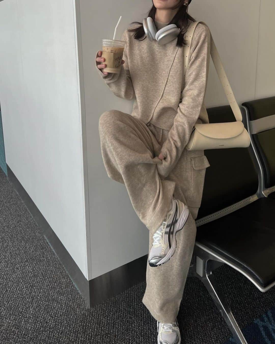 原小夜香さんのインスタグラム写真 - (原小夜香Instagram)「'  この前の韓国出身のフライトコーデ✈︎ 本当にこれぞラクおしゃかわ！ ニット帽沢山被りたい冬🎧  着たらほっこり感なくなメランジTANも 候補色に入ってしまった、、悩 生成りなメランジベージュです🥠  上品なニットだけどスウェットみたいに ラフで楽々に、でもおしゃれに着られる そんなセットアップが作りたくて🫔  それぞれ細部までこだわっている 他にはないディテールだらけ！ ウール混で暖かく上質な糸を使っています。 (もっちろんチクチク皆無  まずニットトップスは、ややゆるめなシルエット でもオーバーサイズではなく ちょいルーズくらいの📏 リブのプチハイネックもやや広めな襟ぐりで 肌に添わないから首が細く見えるんです！！大事！  そして1番のポイントはインしなくても バランスよく足長に見えるように 斜めの切り替え編みからの チューリップ型でフロントから少しずれた所を 短めに設定した変形ニットトップス。 片方のラウンドだけリブ編みなアシメも、♡  緩めなアームに付けるのは珍しい サムホール付き🧤  ニットパンツも今年絶対作りたかった なんとワークポケットをニットで編んだ ワークニットタックPT  しかも綺麗めにも見せたかったので オールウエストゴムのフロントに ニットなのにタックをいれてお腹周りも すっきりカバー！ニットに見えないパンツ！  ゆる〜くややコクーンなシルエットなのに 何故か女性らしさも見え隠れする ローウエストで履いてスポーティーにしても 可愛いんですこいつは本当、、 (もう好きすぎて不機嫌  トップスインしなくてもこのデザインだから、 足長に、華奢に、でも抜け感あるシルエットが完成！ もちろんインもできますかわゆです！  10/11 19:00 - @willfully_official   #willfully #korea #koreafashion #koreatravel  #koreatrip」10月9日 16時29分 - sayakahara_willfully