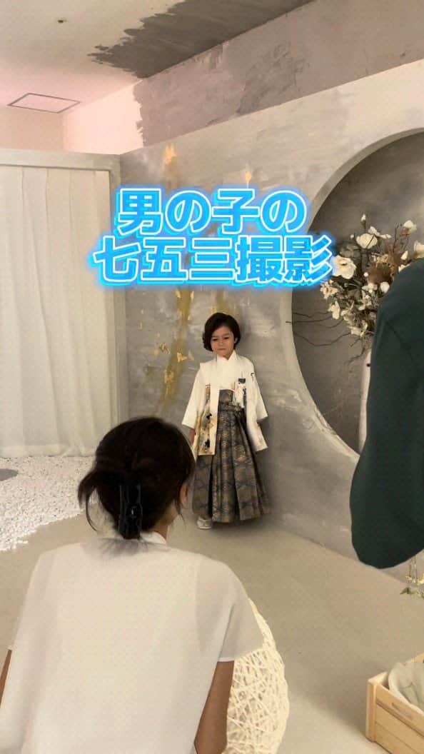 スタジオキャラット 寝屋川店のインスタグラム：「"DMから簡単予約の方法📸 ①お名前 ②予約希望日時 をつぶやいてくださいね☺️  忙しいママも簡単予約はInstagramがぴったり✨  〈LINE予約はこちら〉 プロフィール欄に貼ってある🟢公式ライン【STDIOCARATT】からお名前をつぶやいて簡単に予約ができるよ✨  店舗住所：〒572-0855 大阪府寝屋川市寝屋南2丁目22-2 ビバモール寝屋川モール棟2F 電話番号：050-1864-0630  ※動画は撮影風景イメージとなります。当店で撮影していないイメージも含まれます。  #キャラット　#スタジオキャラット　#カメラスタジオキャラット　#studiocaratt #caratt #七五三　#七五三撮影　#七五三ママ　#七五三へア　#七五三写真　#七五三家族写真　 #寝屋川フォトスタジオ　#寝屋川写真館　#寝屋川写真スタジオ　＃寝屋川ママ　#大阪フォトスタジオ」