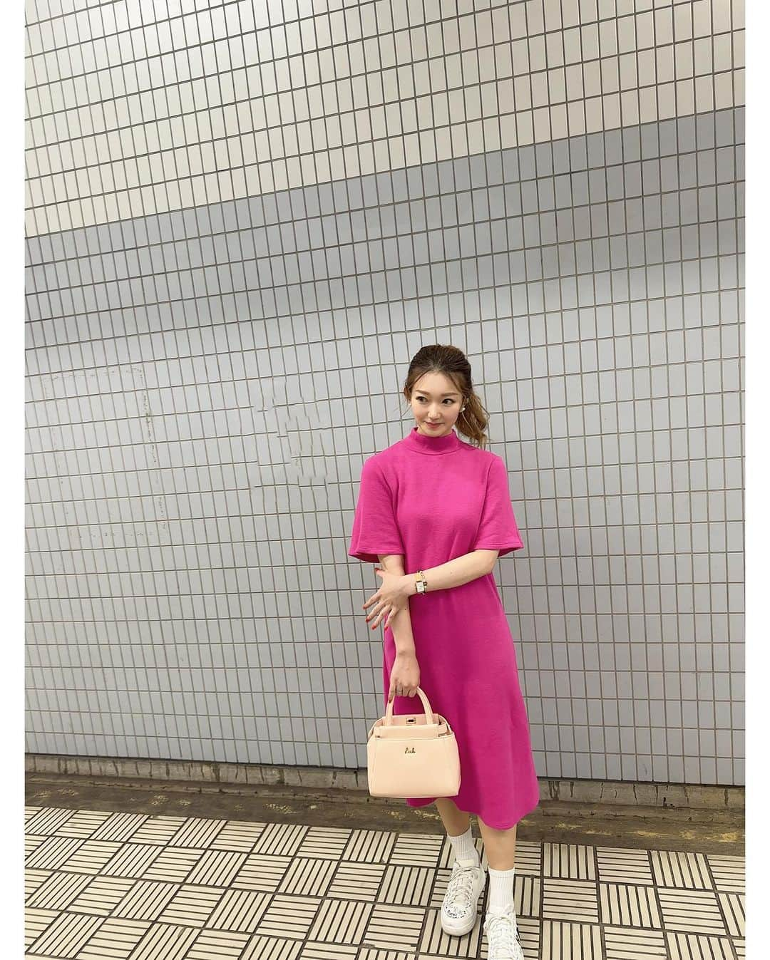 黒田絢子のインスタグラム：「大好きなピンクです🩷 最後の写真はサプライズや👍  #ワンピース #ootd #coordinate #fashion #コーディネート #onepiece #ファッション #outfit #コーデ #coloful #dress #ワンピ #code #zara #joyandmario #danielwellington」