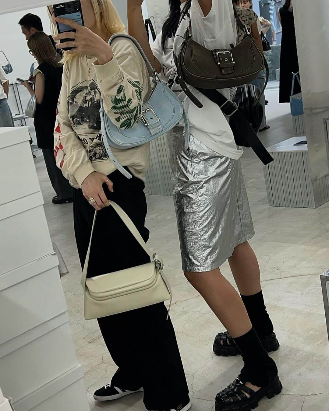須田朱音のインスタグラム：「𝟮𝟬𝟮𝟰𝗦𝗦  新しいosoiが届いたばっかりなんだけど、 来春の展示会にも行ってきた〜  ヴィンテージレザー可愛かった🤎 ブラウンのbagとかあまり持たないけど 春ならありかなぁ〜と。  新作のメッセンジャーbag的な おっきい斜めがけもかわいかった〜 レザーとデニムのマテリアル違いも良き♡  今出てるSって文字のミニbagも欲しいし、 リップ入るお財布も狙ってる👛  @osoi_official @osoi_official #osoi」