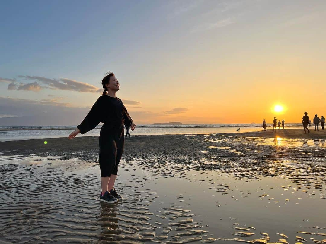 有田優理香さんのインスタグラム写真 - (有田優理香Instagram)「🌇  初めて来た父母ヶ浜🏝 ウユニ塩湖を目指したけど干潮時に合わず何かが違った🤔 オブジェの使い方は果たして合っていたのだろうか。 夕日はとっても綺麗でした✨  ちょっぴり秋休み🌾 新潟に帰って祖父の七回忌も 無事執り行うことができました。 祖父のことを思い出して 懐かしい気持ちになりながら過ごせた良い時間でした😌  あすから仕事だ！ がんばろー💪！！  #香川観光 #香川観光スポット #ウユニ塩湖もどき #父母ヶ浜 #次回リベンジ」10月9日 16時44分 - yurikaa0624