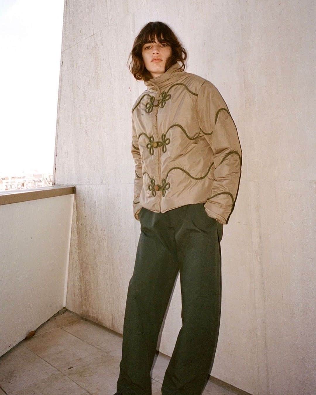 シー ニューヨークのインスタグラム：「Lean into Fall with the Macie puffer jacket 🍂 #seanewyork」
