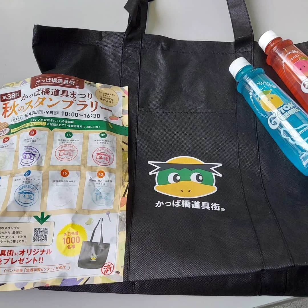 下関マグロのインスタグラム：「雨の中、かっぱ橋道具街まつりのスタンプラリーに参加。バッグや飲み物をいただきました。」