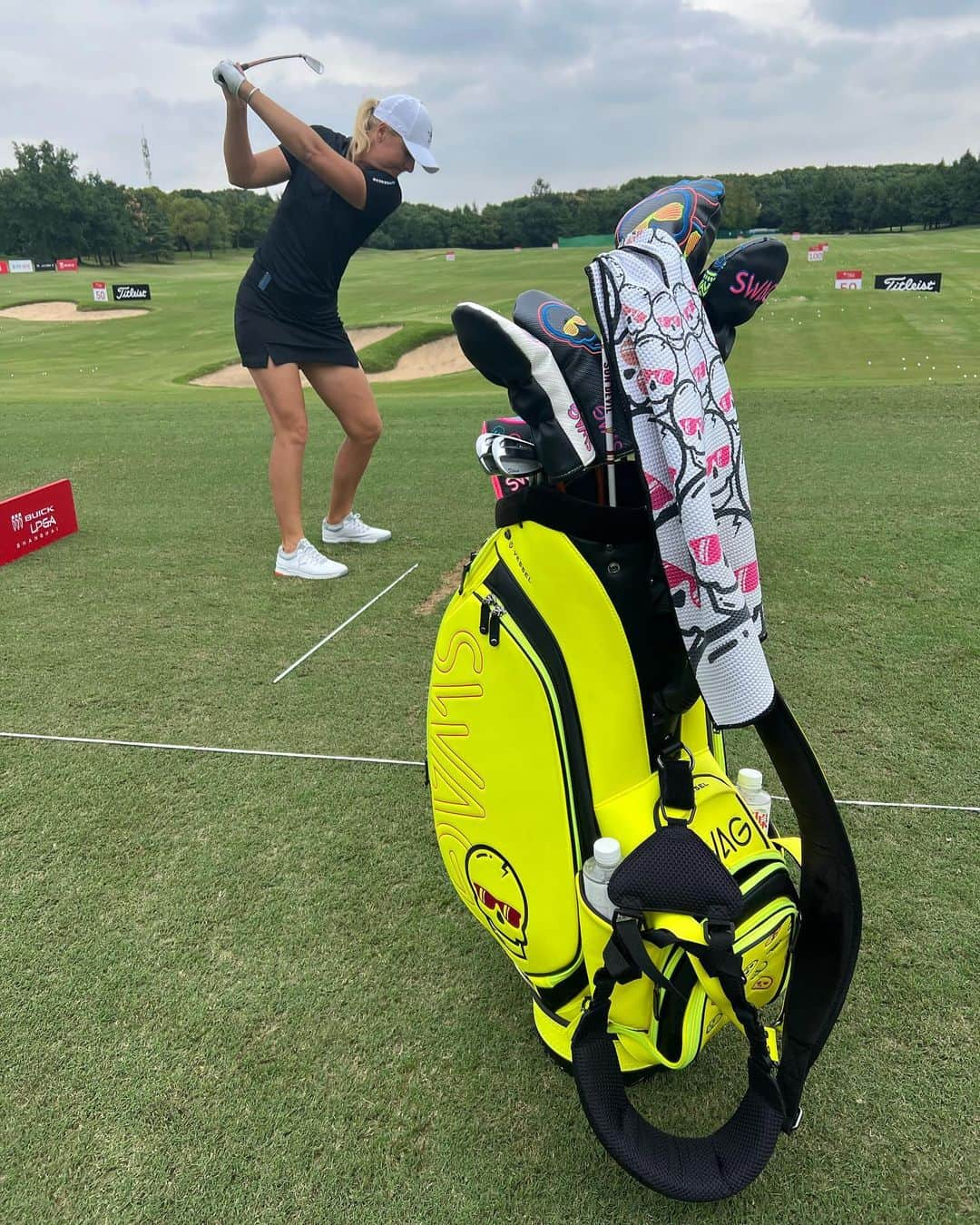 アンナ・ノルドクビストのインスタグラム：「Back to work… and back to the tour bag, short sleeve and a skirt! 🤩🤩」