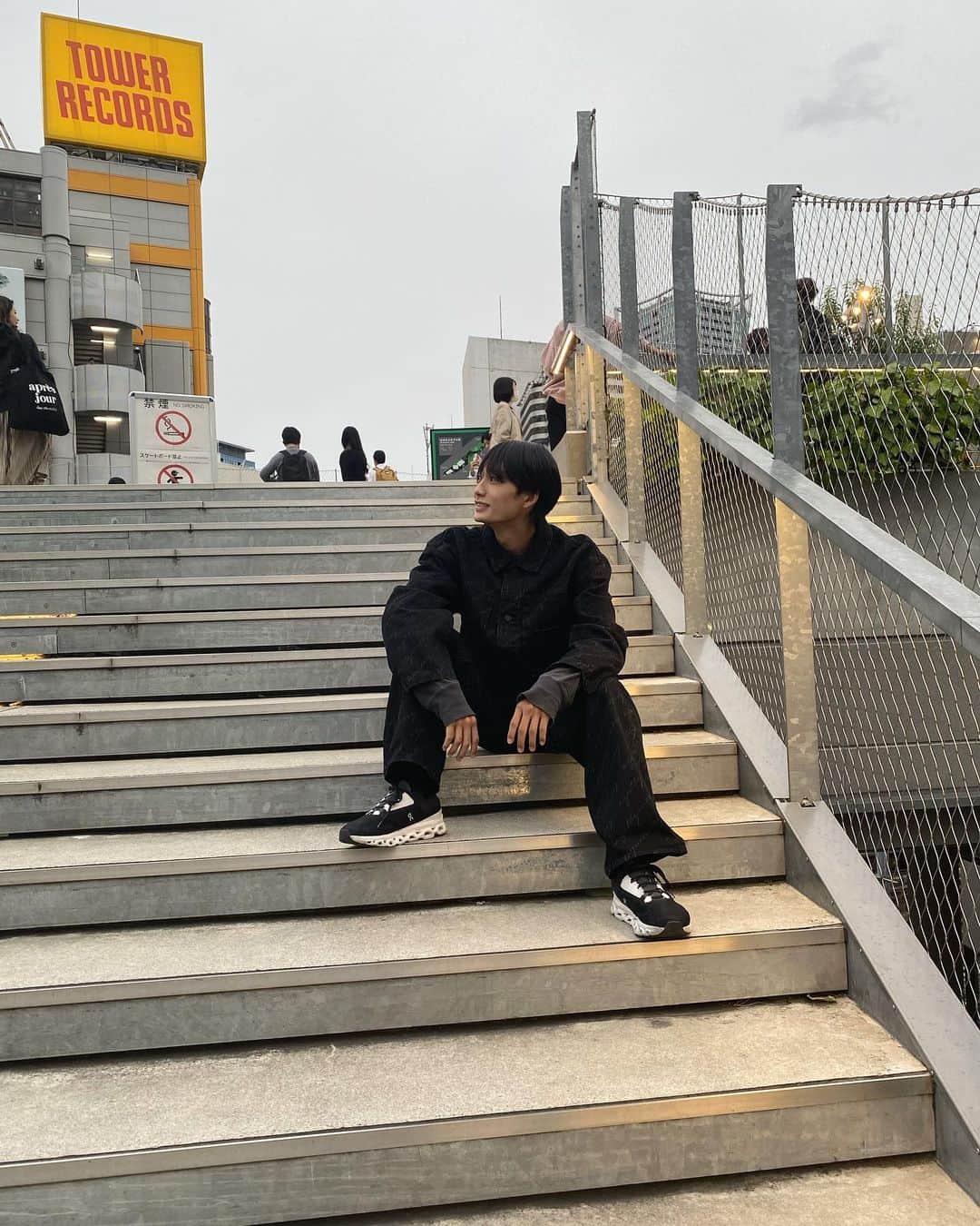 大久保琉唯のインスタグラム：「最近寒くなってきましたね……。 皆さん体調気を付けてください。  Thank you for AZUL BY  MOUSSY  @azulbymoussy_official    #寒い  #無加工  #azulbymoussy」