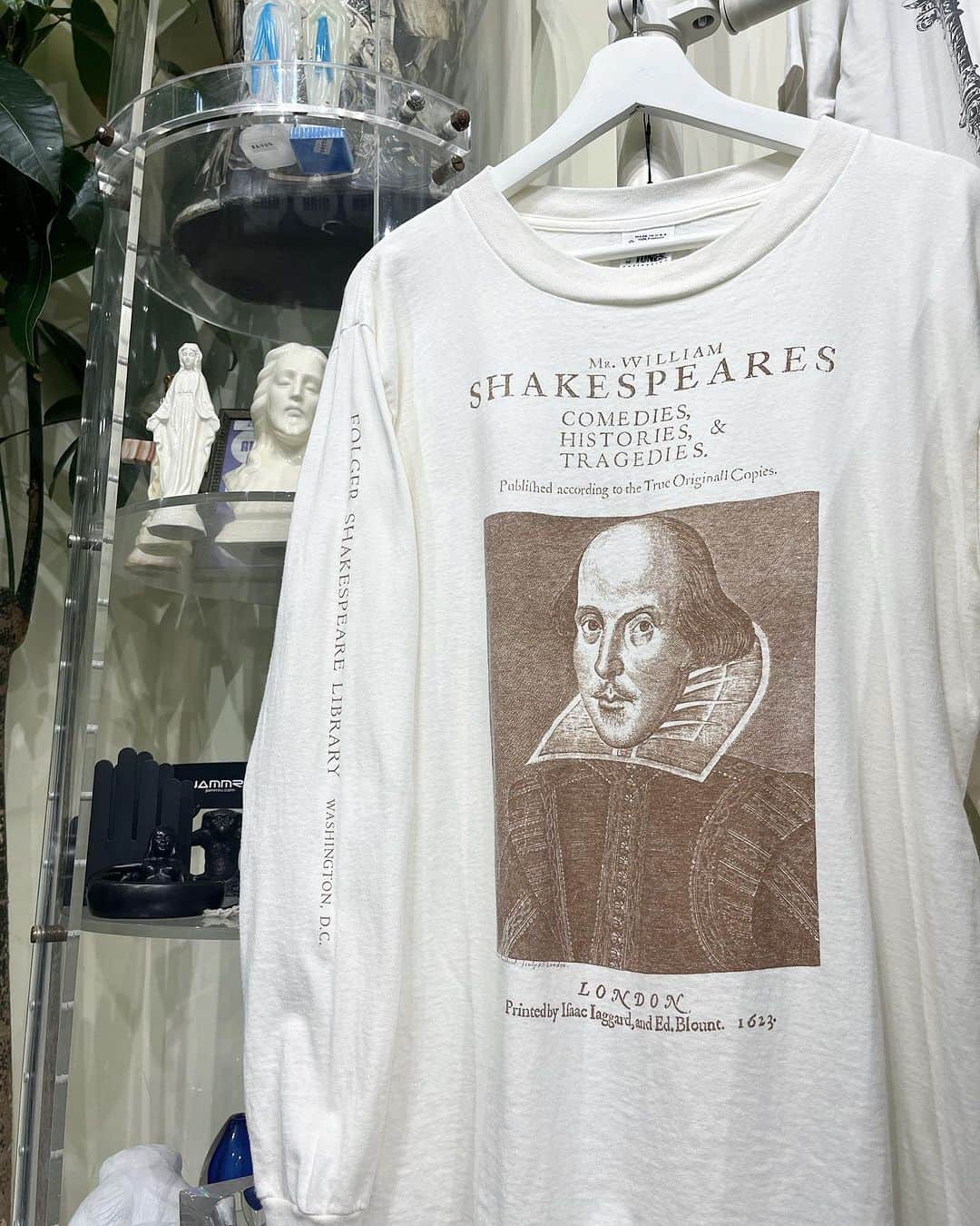 ジャムルのインスタグラム：「1980's～ WILLIAM SHAKESPEARS ロンT ¥11800+tax(12980) .  誰しもがその名を聞いた事があるイングランドの劇作家、ウィリアム・シェイクスピア。 輝かしい栄光と遺産を築き上げたイギリス、ルネサンス期を代表する芸術家です。  こちらはワシントンDCにあるシェイクスピア図書館の80年代製 スーベニアTシャツ。 シェイクスピアと言えばこのグラフィック！ 袖プリ入りのロンTはかなり珍しいと思います。 .  WEB SHOPに入荷しております。 是非ご覧ください。 jammru.com #jammru#jammru_tee #お問い合わせはお電話で承ります  #大阪古着屋#心斎橋古着屋#usedmix #vintagetshirt #vintagetee #ロンt #shakspeare #williamshakespeare  #osaka  #fashion  #streetstyle  #streetfashion  #vtg  #vintage  #used  #usedclothing  #古着 #古着屋 #ファッション #70s #80s #90s」