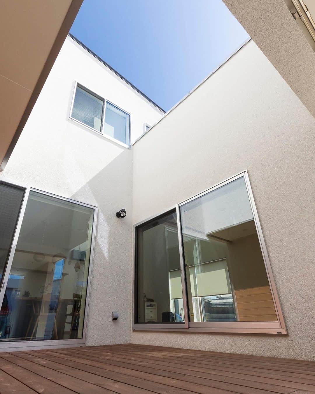 株式会社　三建さんのインスタグラム写真 - (株式会社　三建Instagram)「ウッドデッキは、子供の遊び場やガーデニングやDIYなどの作業場、セカンドリビングなどに利用するイメージだと思います。  しかし中庭として設置すれば、洗濯干し場として活用できます。  プライバシーを守りつつ、屋根があれば雨の心配もありません。」10月9日 18時30分 - sanken.official