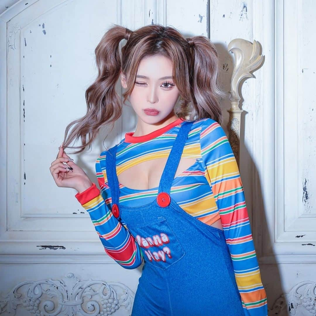 ドレスショップTIKA公式さんのインスタグラム写真 - (ドレスショップTIKA公式Instagram)「Hi I'm Chucky,wanna play? 映画『チャイルドプレイ』の チャッキーレディースコスプレが登場⭐️✨ バスト部分が切り抜かれたちょいエロデザイン❤️ 周りの視線を集めること間違いなし😘💓  *:.｡. 👿*:.｡. 🎃*:.｡. 👿*:.｡. 🎃*:.｡. 👿*:.｡.  #せいせい#田向星華 #今どき#コスプレ#コスプレ美人#コスプレギャル#コスプレ美女#ハロウィンコスプレ#ホラー#お目立ち#cosplay#horror#character#charactercosplay#horrorcosplay#halloween#halloweencosplay#halloweengirl#halloweengyal#halloweenmodel#tika#ティカ#コスプレはtika#コスプレ通販」10月9日 16時46分 - dress_tika