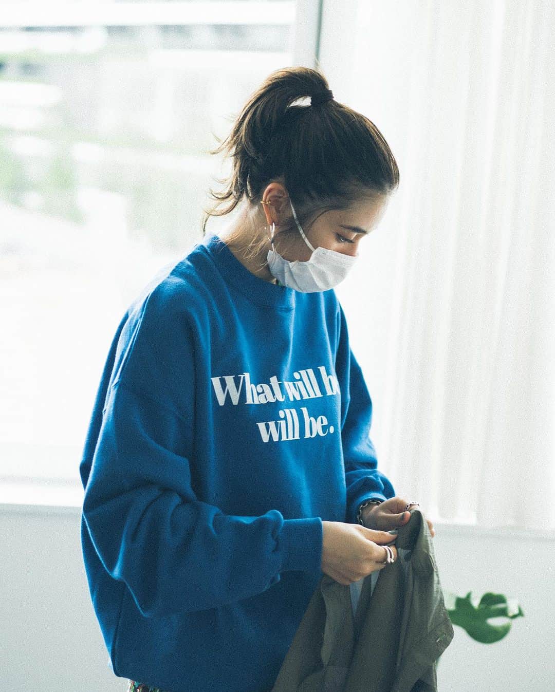 のインスタグラム：「皆さん、あたたかいコメントやDMありがとう🥺 写真はMATUREDが立ち上がった2020年の時のファーストLOOKの撮影の時の私。コロナが始まった年のローンチで大変だったなほんとに。笑  「What will be will be」 　"なるようになる"  この言葉が好きで、1番初めのスウェットにこのロゴを使い それからロゴTやフーディーにも使って来ました。 ブランドのアイコンロゴとして。  人生何事も"なるようになる"んです。 とんだハプニングや悲しいことがあっても嫌なことがあっても"なるようになる"から。 いくら考えても頭を悩ませても時間が経ちなるようになっていくのが、人生。 身を任せるスタイルです😂 どんな結果でも、なるようになる！ ずっと私の頭にある言葉なのです。  きっと次のブランドでも このロゴを使ったアイテムを作っていくよ🫶🏻 環境が変わっても、居場所が変わっても、つまりブランドが変わっても "私は私"には変わりない！ みなさんもそうであるように、どんな場所に行っても"なるようになる"から😊  みんなの言葉が心温まりました。そして次への活力へなりました💪🏻❤️‍🔥 ありがとう❤️‍🔥」