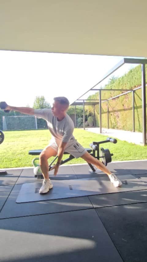 ルイス・ハビエル・ガルシア・サンスのインスタグラム：「MONDAY Is it Tough getting up from bed, from sofa or picking up something from the floor ? Mobility, flexibility and strengthen routines are fantastic to keep you body strong and balance. Have the sense that you can move around feeling you body lighter.  Have good weekend guys!!」