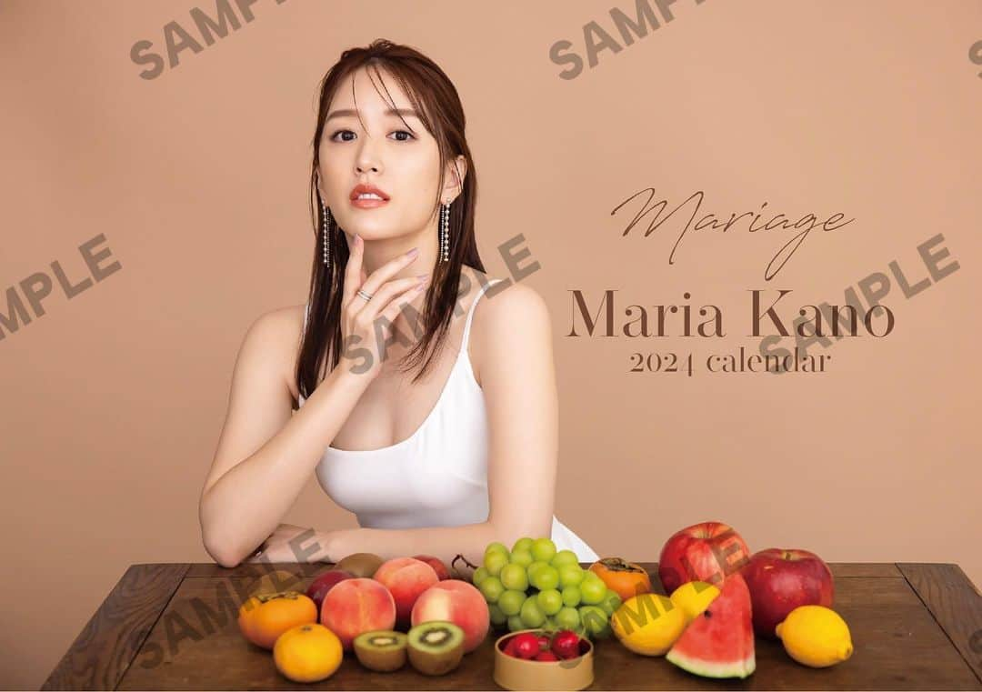 花乃まりあのインスタグラム：「. 2024年カレンダー 「Mariage」の販売予約が開始されました！  「Mariage」(調和)をコンセプトに、フルーツ×カラーの彩豊かな12ヶ月をお楽しみいただけます🍎🍐🍇🍋🍑  昨年のカレンダーはサロン限定販売だったので、今年は是非沢山の方にお手に取っていただけたら嬉しいです✨  商品詳細とご購入はストーリーズ、ハイライトのリンクから🔗 . #花乃まりあ#Mariage」