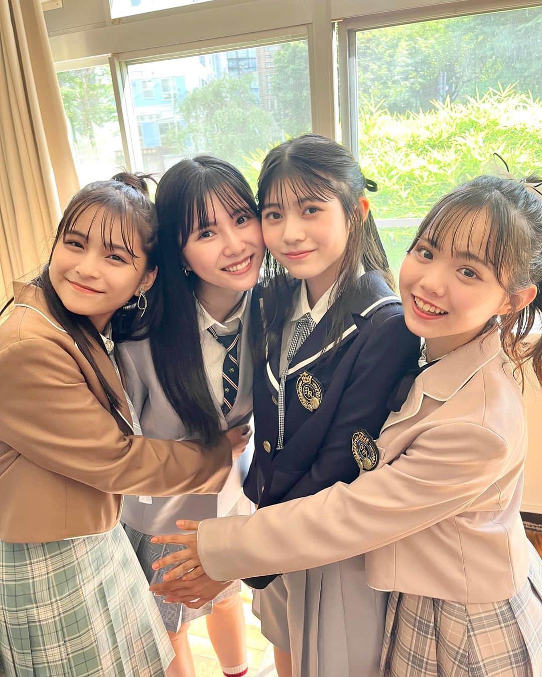 のインスタグラム：「ニコラ11月号WE ARE repipi armario girlsのオフショパート2‼️  卒服バージョンですっ♪  今年のレピピの秋冬も最高にかわいすぎるからぜひぜひチェックしてね〜♡  #有坂心花 #ニコラ #nicola #ニコラ11月号発売中 #ニコモ #repipiarmario #レピピアルマリオ #レピピ #オフショット」