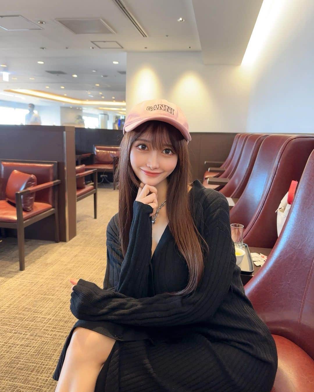 MAYUさんのインスタグラム写真 - (MAYUInstagram)「. 週末、1泊2日で弾丸北海道へ🛩️🩷 . 北海道に行くの何年ぶりだろうってくらい久しぶりで あっという間だったけど楽しかったなぁ😆🌱✨ . 行きの飛行機の出発時刻が30分以上遅れていたので ラウンジでおにぎりやらパンやら たくさん食べてたよっ🥐🍙🍵 . . #ootd#fashion#jal#lounge#haneda#japan#hanedaairport#airport#airportfashion#ganni#羽田空港#jalダイヤモンドプレミアラウンジ#ダイヤモンドプレミアラウンジ#空港#空港ファッション」10月9日 16時55分 - mayu.kina_golf