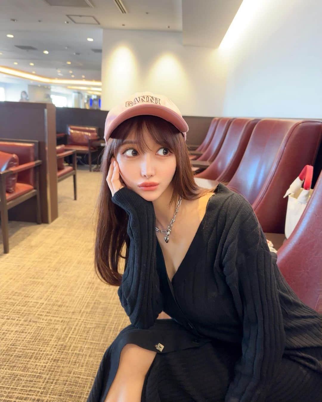 MAYUさんのインスタグラム写真 - (MAYUInstagram)「. 週末、1泊2日で弾丸北海道へ🛩️🩷 . 北海道に行くの何年ぶりだろうってくらい久しぶりで あっという間だったけど楽しかったなぁ😆🌱✨ . 行きの飛行機の出発時刻が30分以上遅れていたので ラウンジでおにぎりやらパンやら たくさん食べてたよっ🥐🍙🍵 . . #ootd#fashion#jal#lounge#haneda#japan#hanedaairport#airport#airportfashion#ganni#羽田空港#jalダイヤモンドプレミアラウンジ#ダイヤモンドプレミアラウンジ#空港#空港ファッション」10月9日 16時55分 - mayu.kina_golf