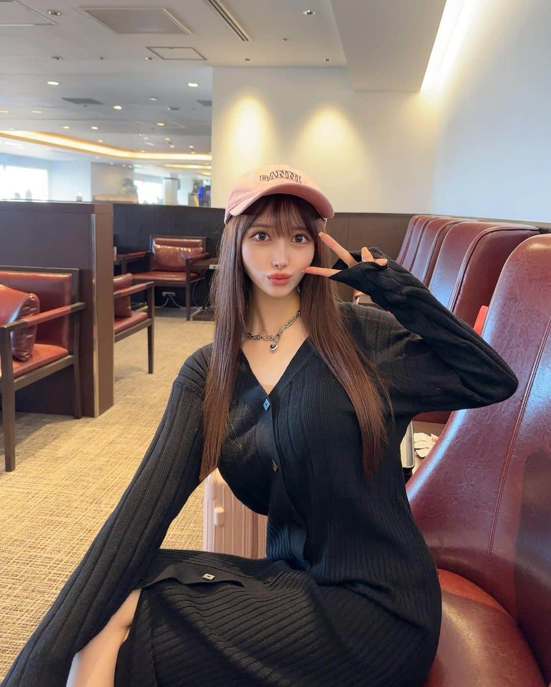 MAYUさんのインスタグラム写真 - (MAYUInstagram)「. 週末、1泊2日で弾丸北海道へ🛩️🩷 . 北海道に行くの何年ぶりだろうってくらい久しぶりで あっという間だったけど楽しかったなぁ😆🌱✨ . 行きの飛行機の出発時刻が30分以上遅れていたので ラウンジでおにぎりやらパンやら たくさん食べてたよっ🥐🍙🍵 . . #ootd#fashion#jal#lounge#haneda#japan#hanedaairport#airport#airportfashion#ganni#羽田空港#jalダイヤモンドプレミアラウンジ#ダイヤモンドプレミアラウンジ#空港#空港ファッション」10月9日 16時55分 - mayu.kina_golf